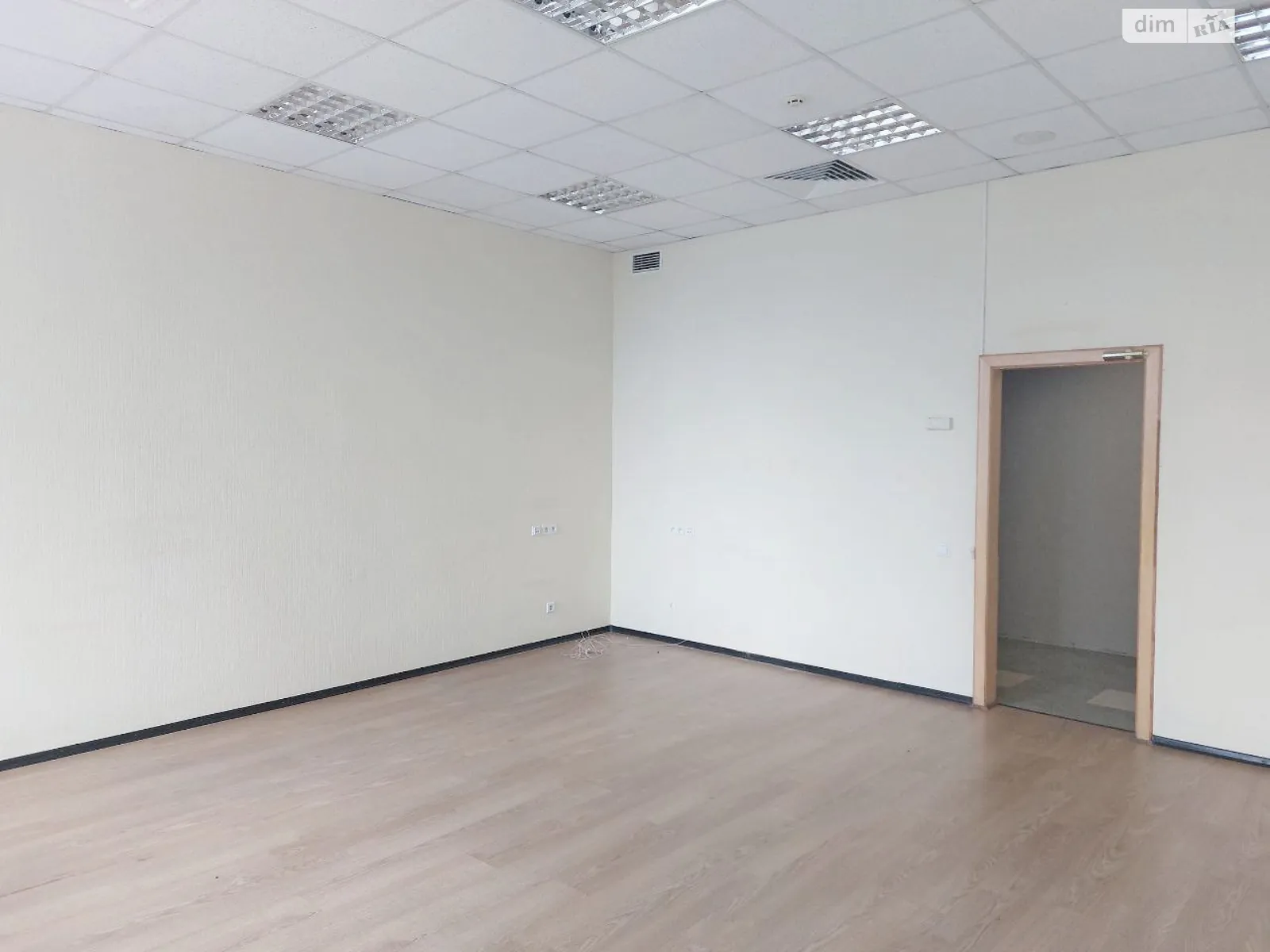 Сдается в аренду офис 46.2 кв. м в бизнес-центре, цена: 12520 грн - фото 1