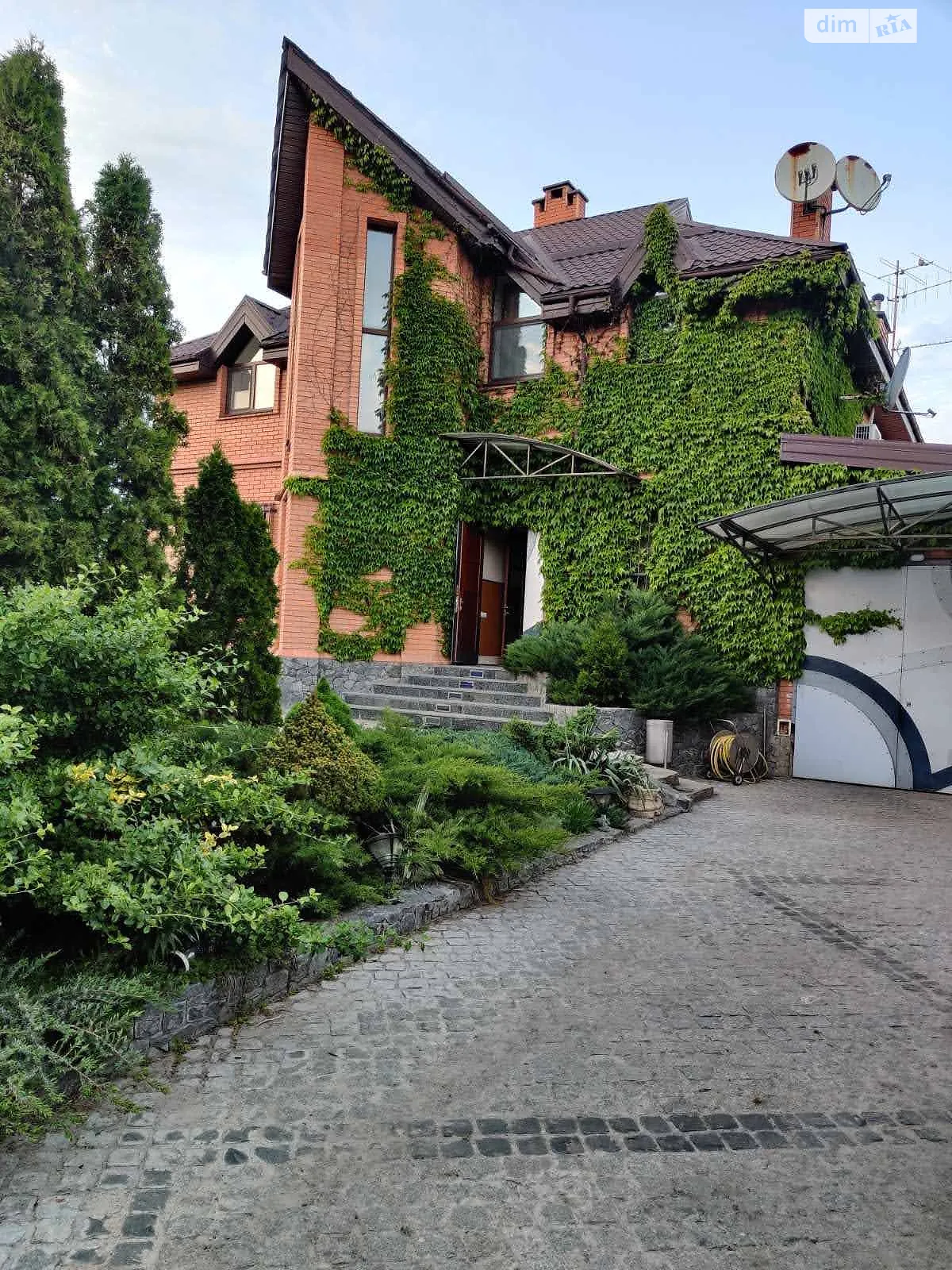 Сдается в аренду дом на 2 этажа 280 кв. м с балконом, цена: 1600 $ - фото 1