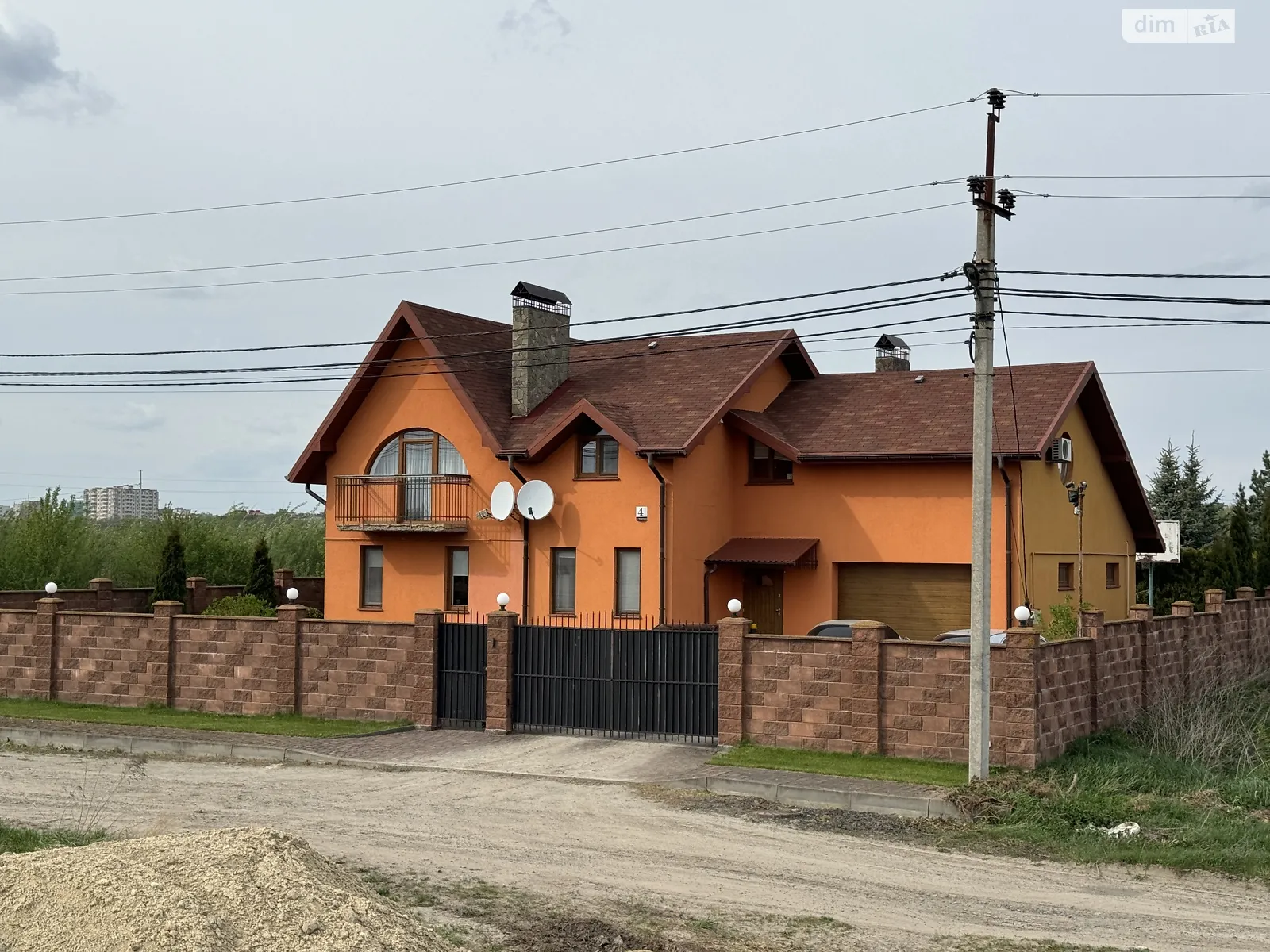 Продается дом на 2 этажа 256 кв. м с баней/сауной, цена: 220000 $ - фото 1