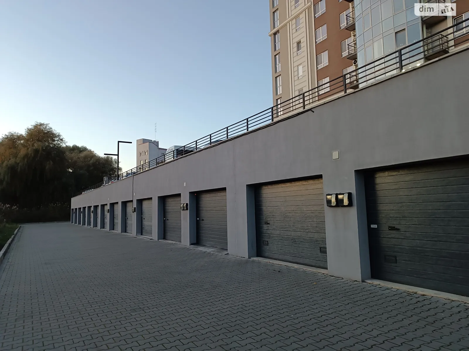 Сдается в аренду место в гаражном кооперативе под легковое авто на 25 кв. м, цена: 6000 грн - фото 1