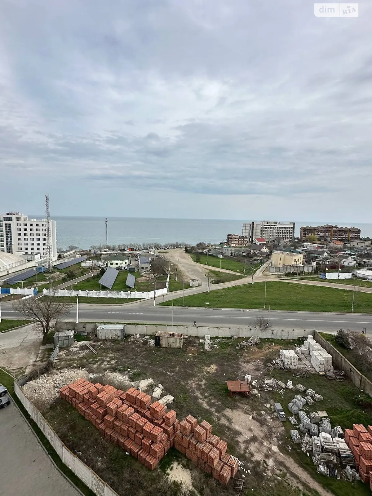 Продається 1-кімнатна квартира 50 кв. м у Чорноморську, вул. Лазурна(Гайдара), 2Б корпус 3 - фото 1