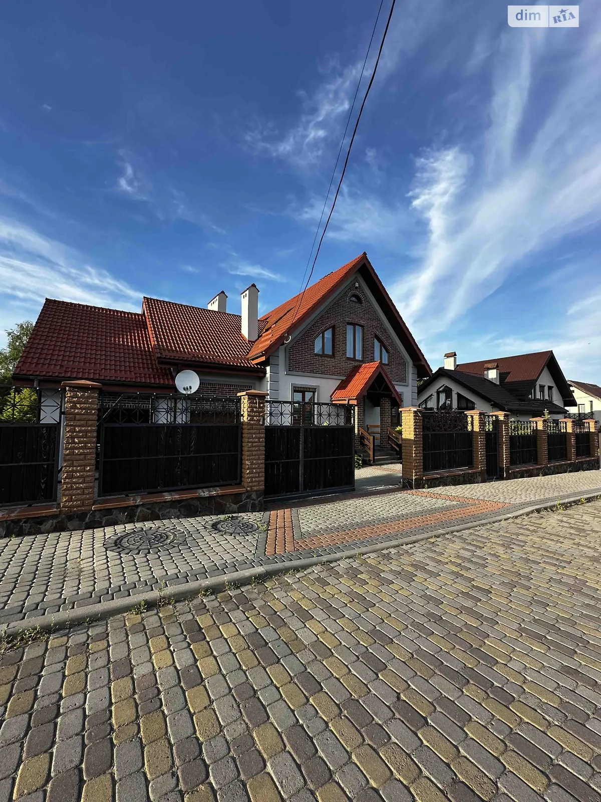 Продается дом на 2 этажа 230 кв. м с садом, цена: 300000 $ - фото 1