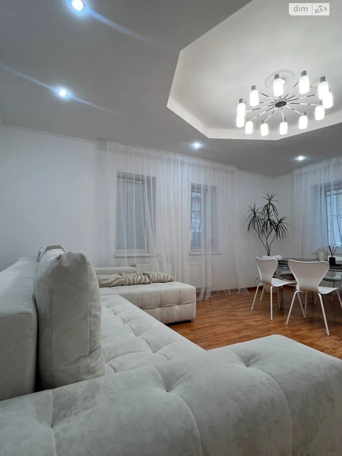 Сдается в аренду 3-комнатная квартира 99 кв. м в Львове, ул. Роксоляны, 61 - фото 1