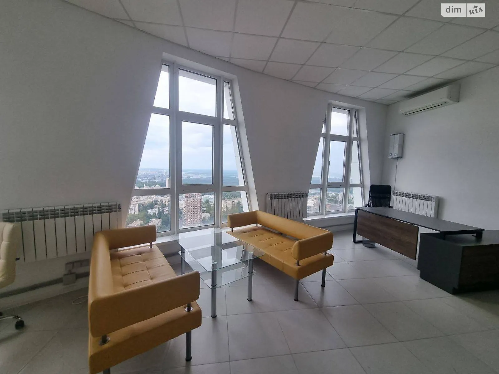Сдается в аренду офис 200.7 кв. м в бизнес-центре, цена: 1900 $ - фото 1