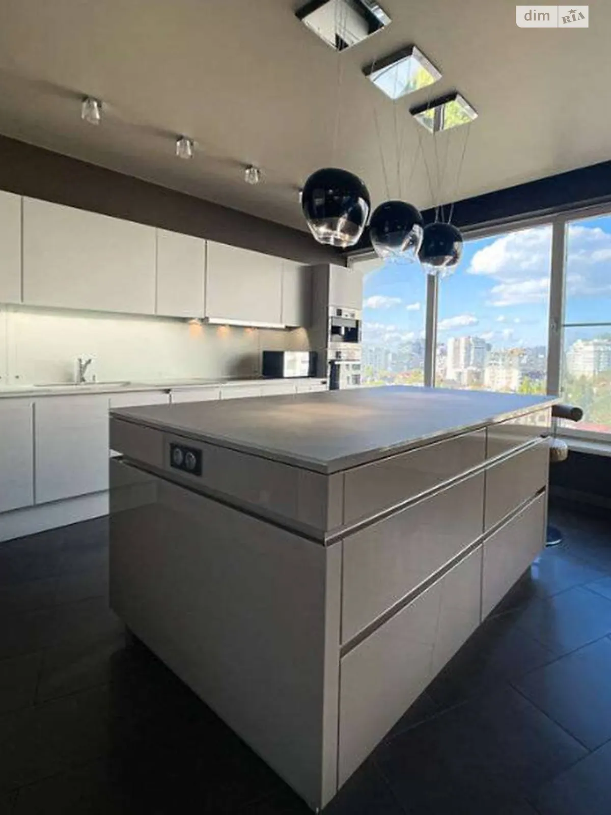 Продается 4-комнатная квартира 215 кв. м в Одессе, ул. Литературная, 1А - фото 1