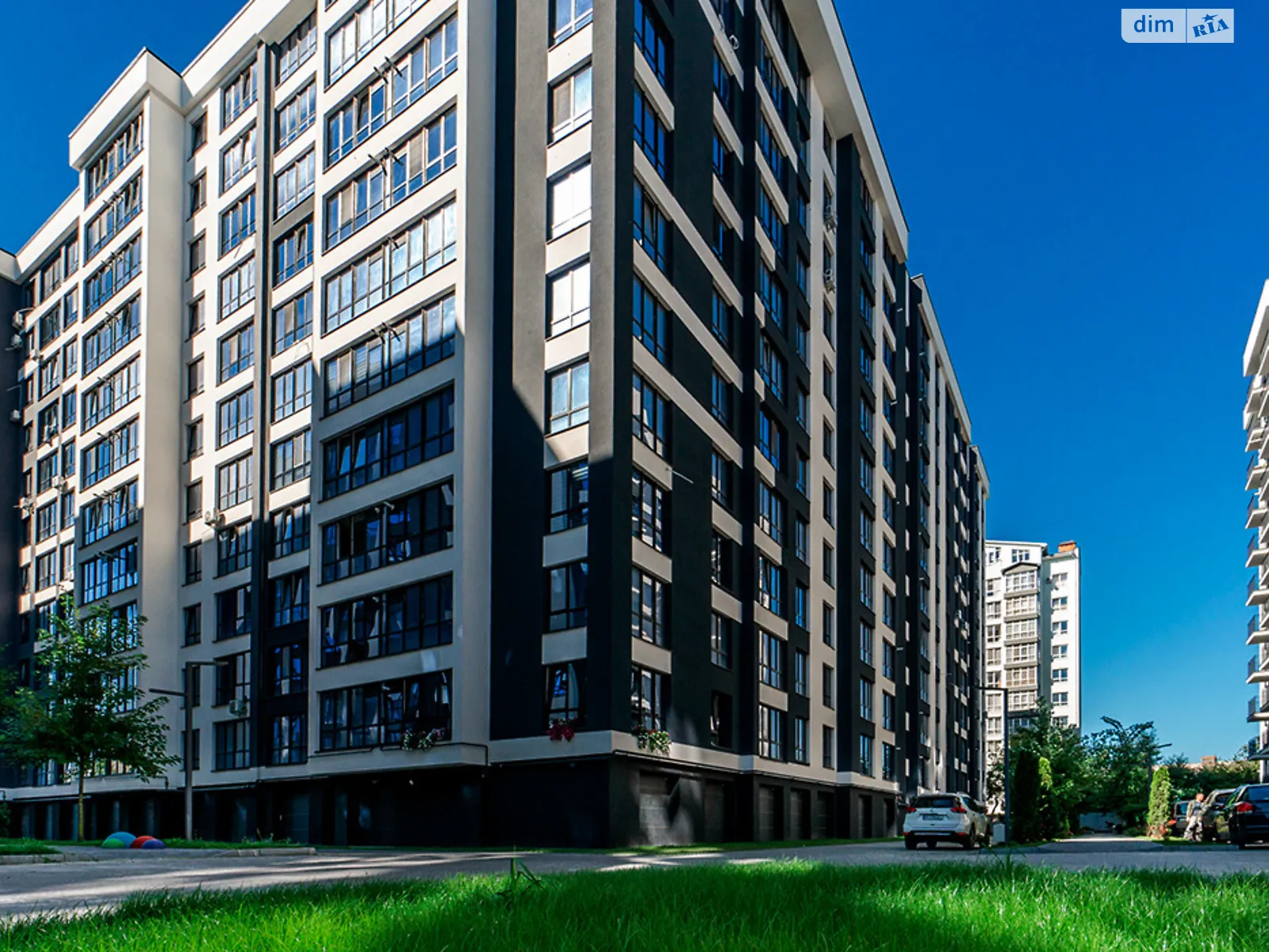 Продается 3-комнатная квартира 98.7 кв. м в Ивано-Франковске, ул. Химиков, 28 - фото 1