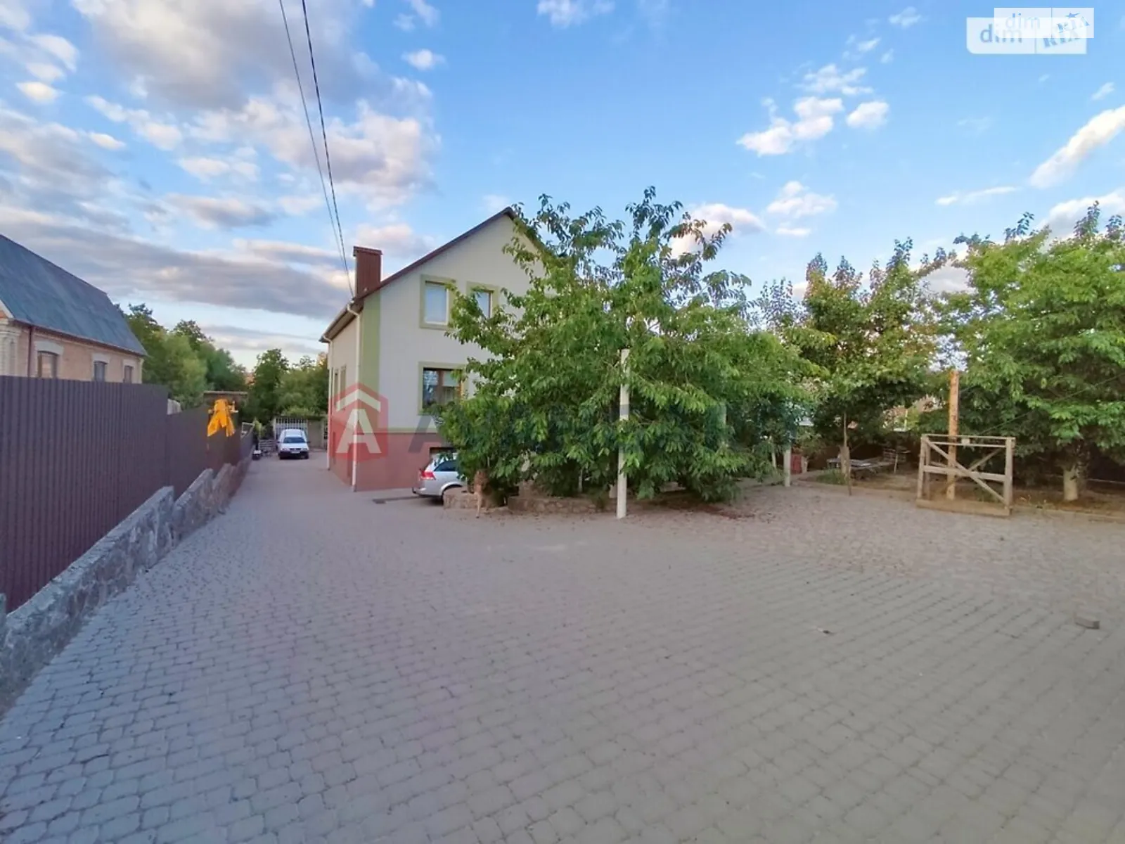 Продается дом на 3 этажа 200 кв. м с террасой, цена: 140000 $ - фото 1