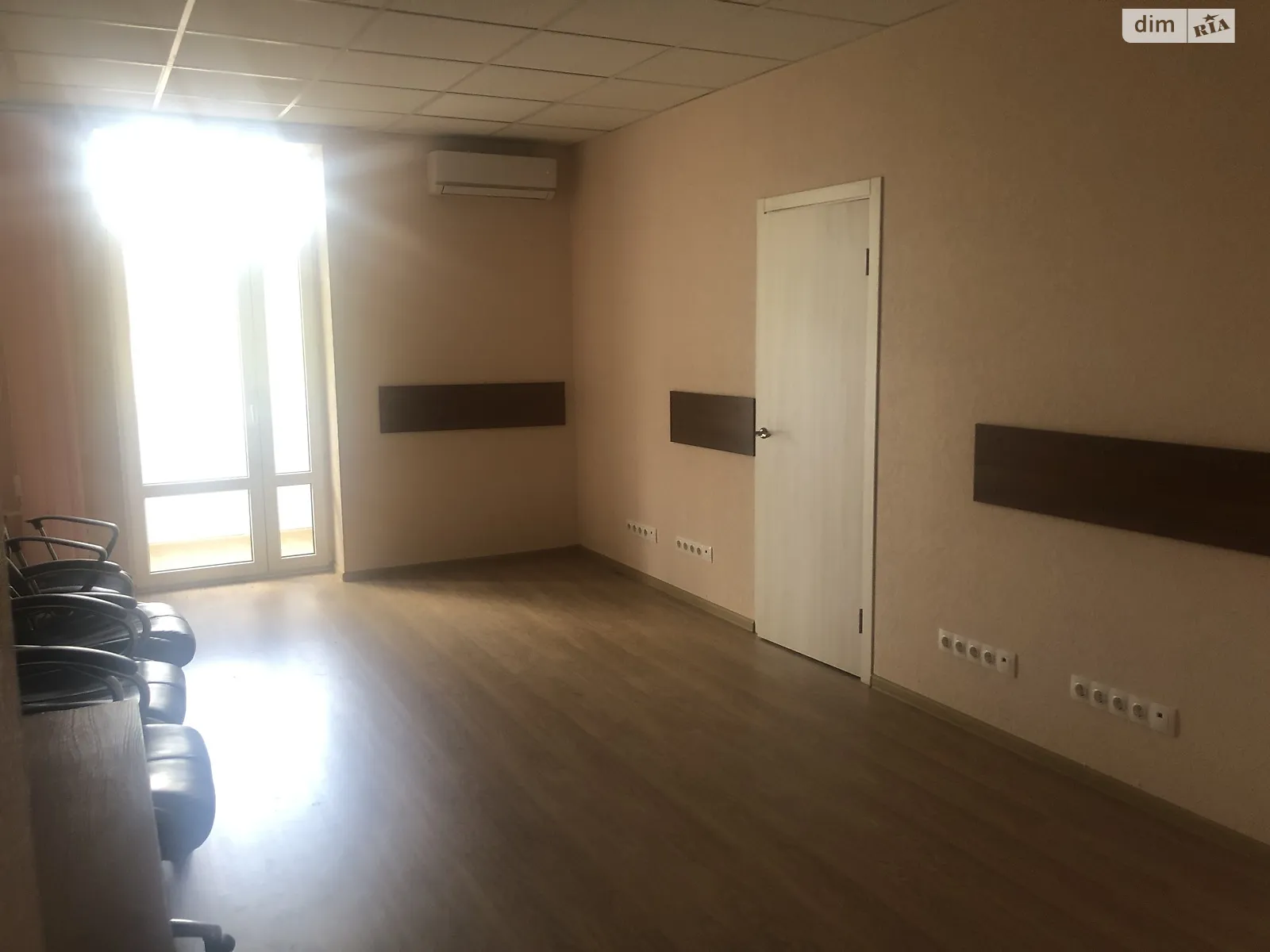 Сдается в аренду офис 43.7 кв. м в бизнес-центре, цена: 30000 грн - фото 1