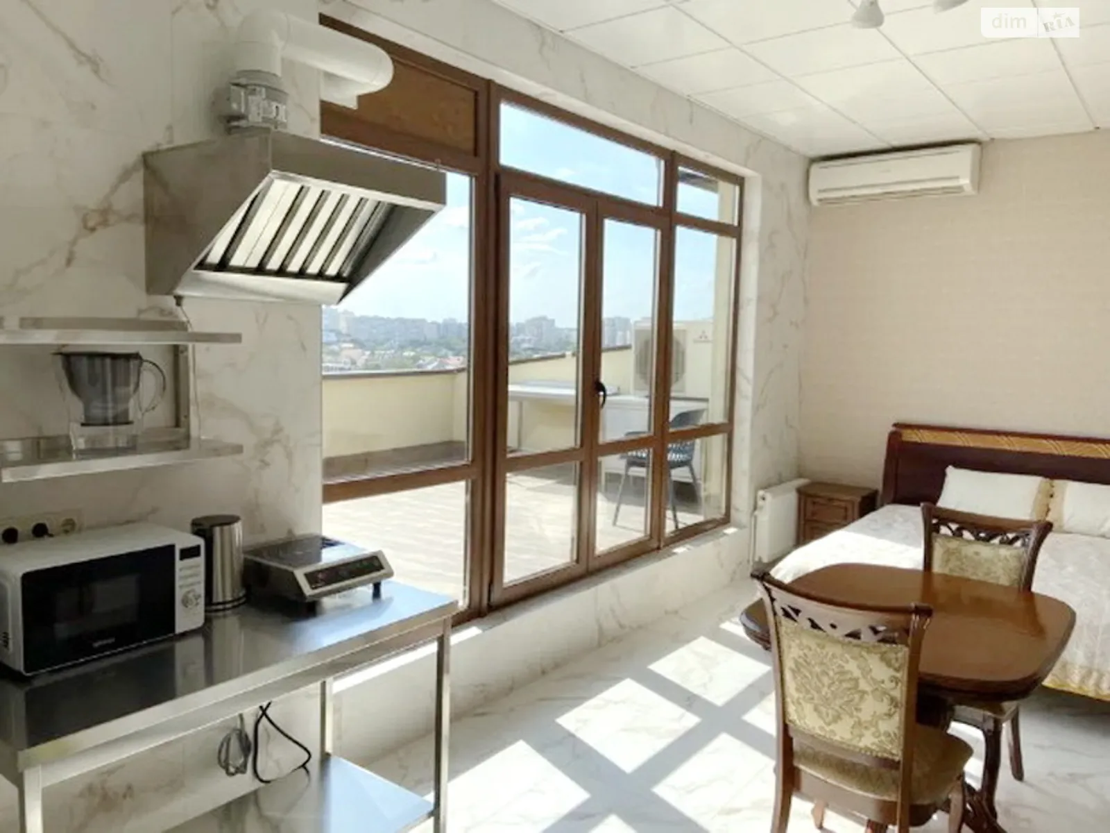 Продається 1-кімнатна квартира 40 кв. м у Одесі, вул. Довга - фото 1