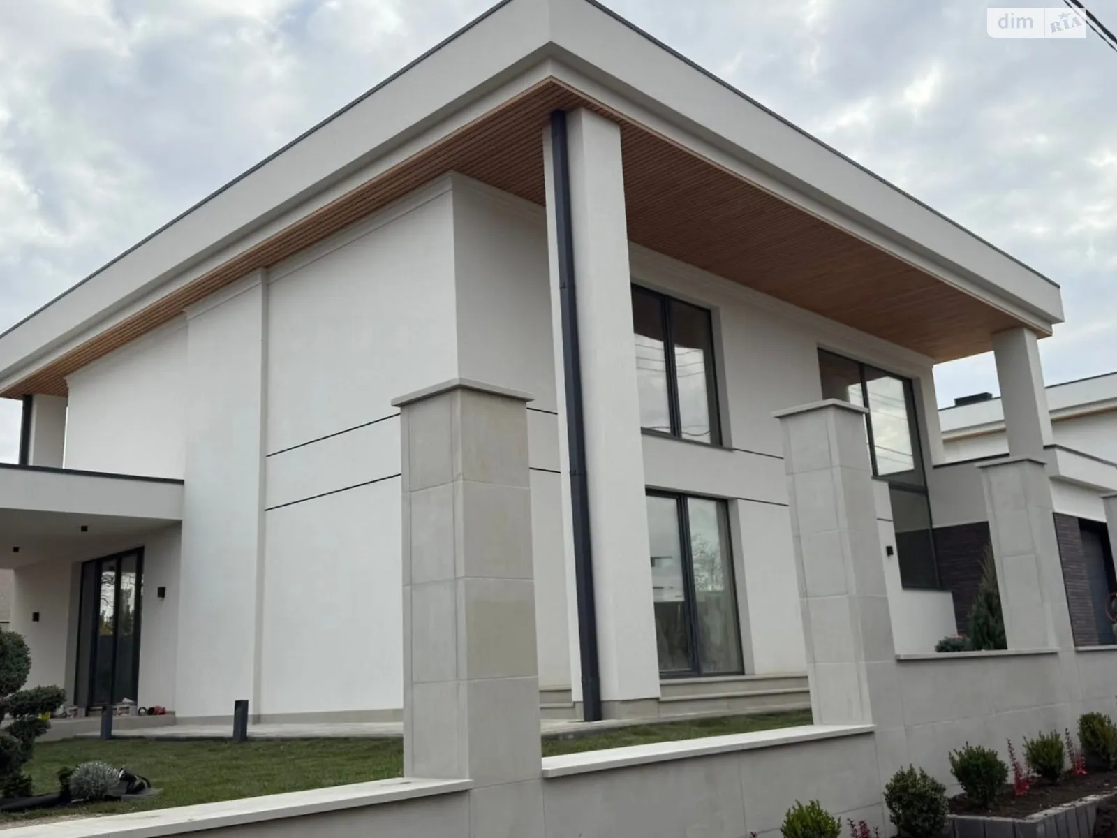 Продается дом на 2 этажа 240 кв. м с верандой, цена: 300000 $ - фото 1