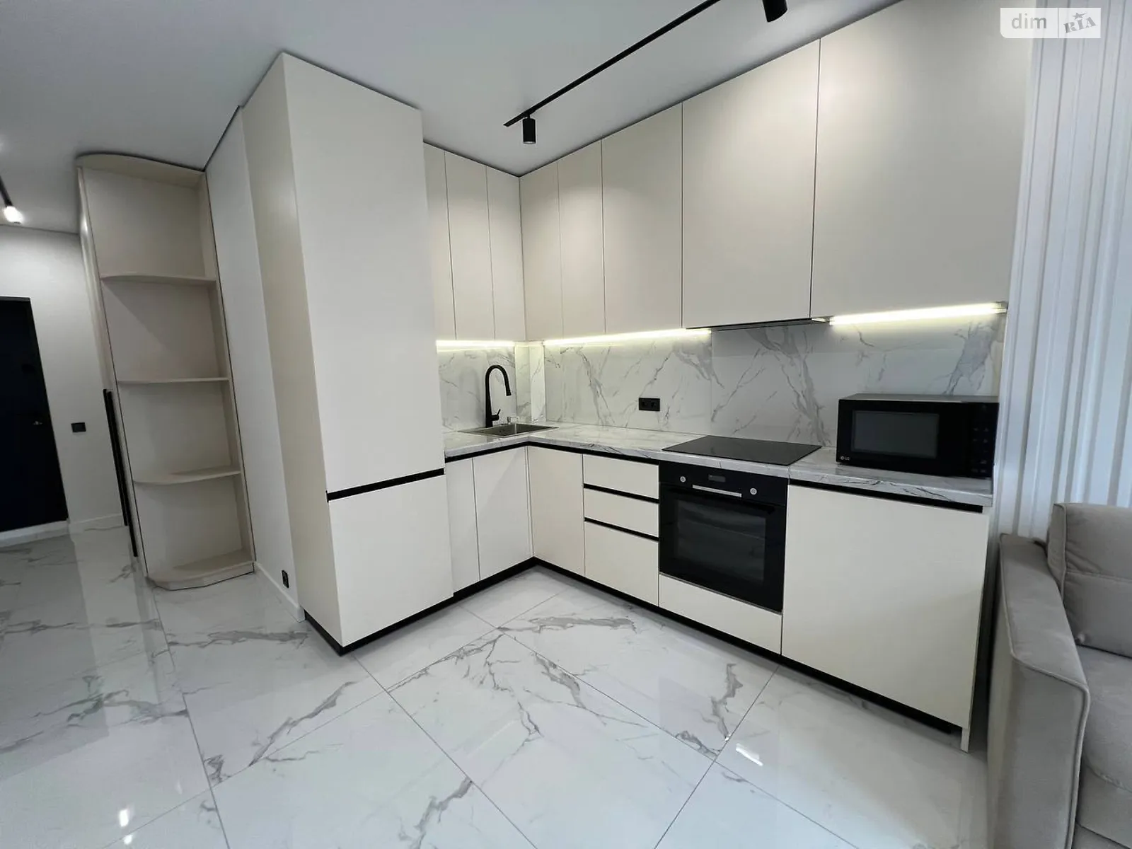 Продается 1-комнатная квартира 38 кв. м в Ирпене, ул. Университетская(Карла Маркса), 3/6 - фото 1