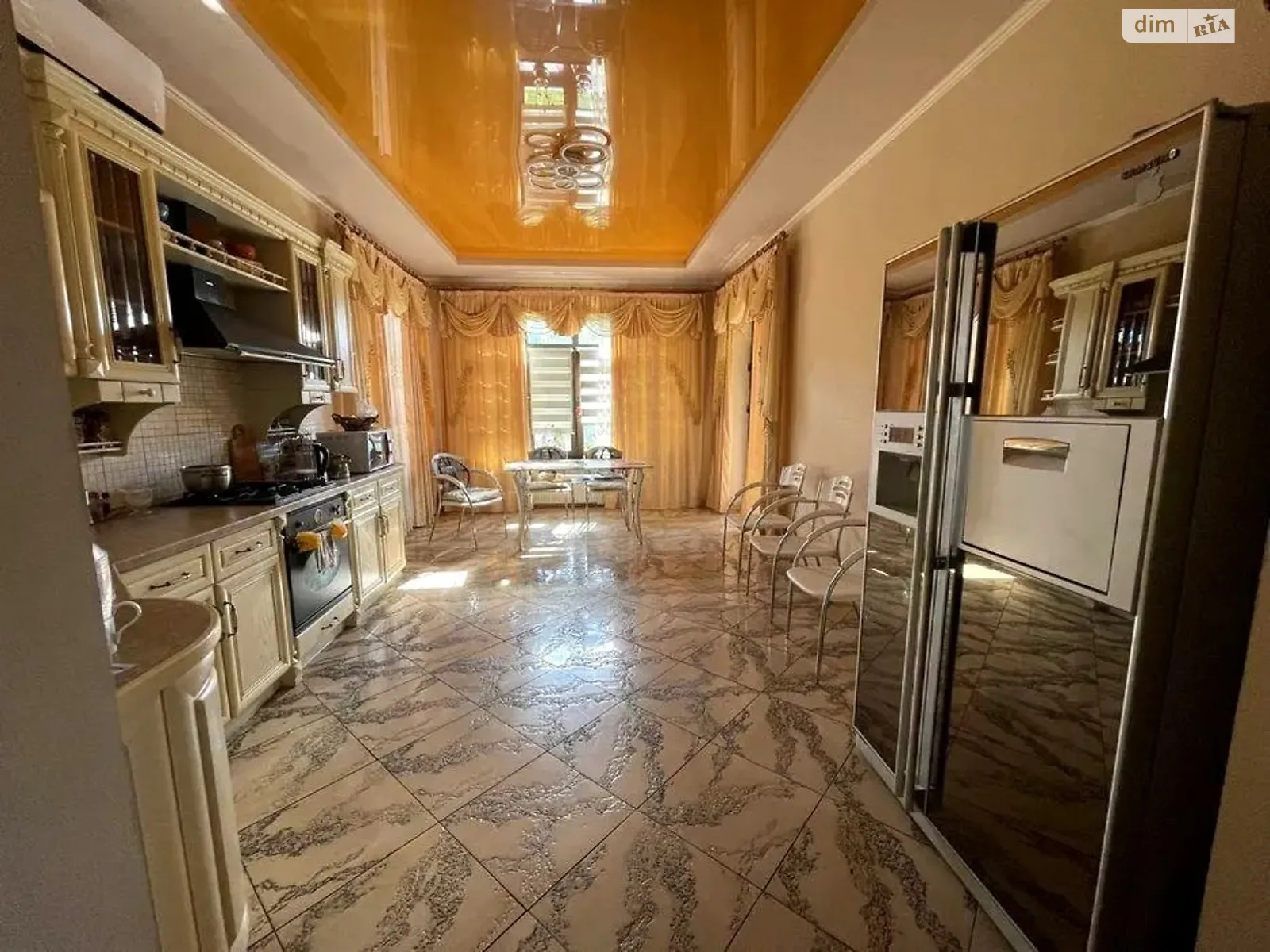 Сдается в аренду дом на 3 этажа 387 кв. м с мансардой, цена: 2800 $ - фото 1