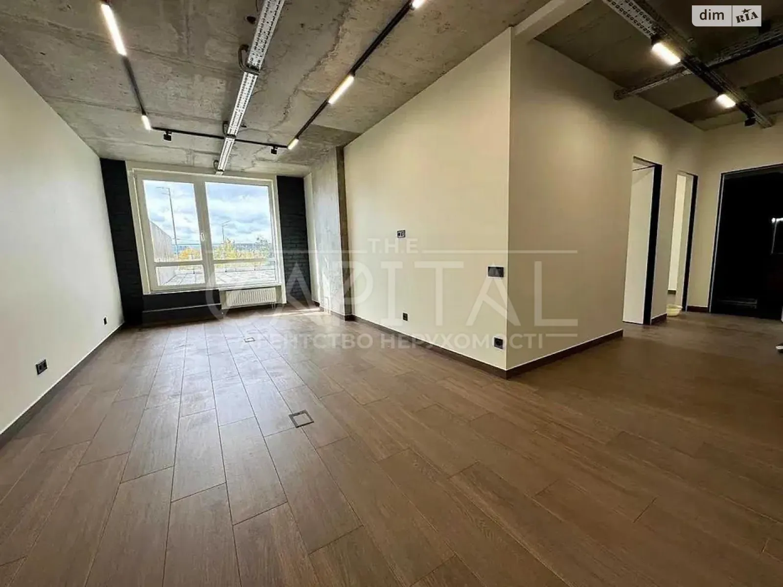 Сдается в аренду офис 100 кв. м в бизнес-центре, цена: 2000 $ - фото 1