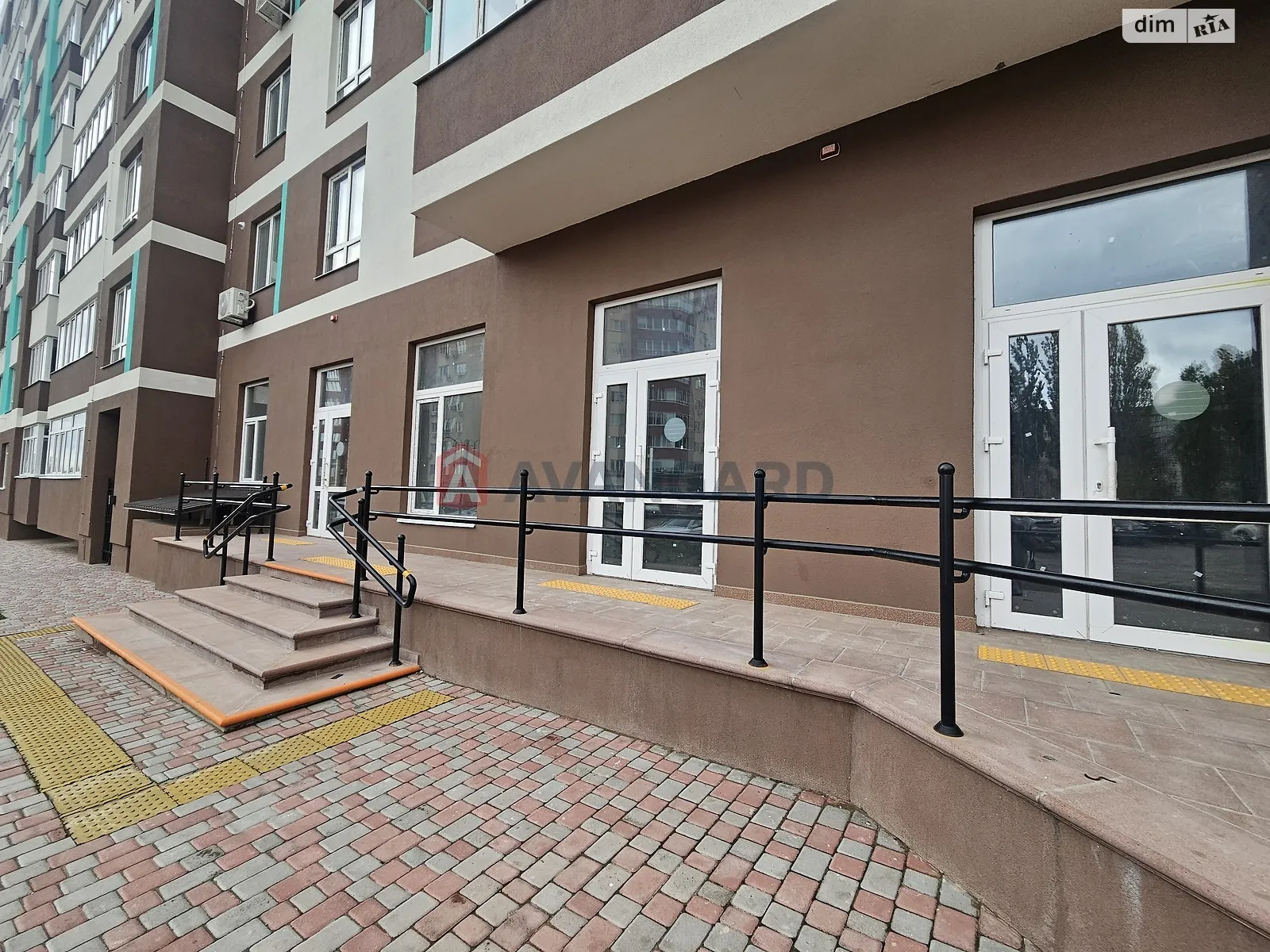 Сдается в аренду офис 82 кв. м в бизнес-центре, цена: 400 грн - фото 1