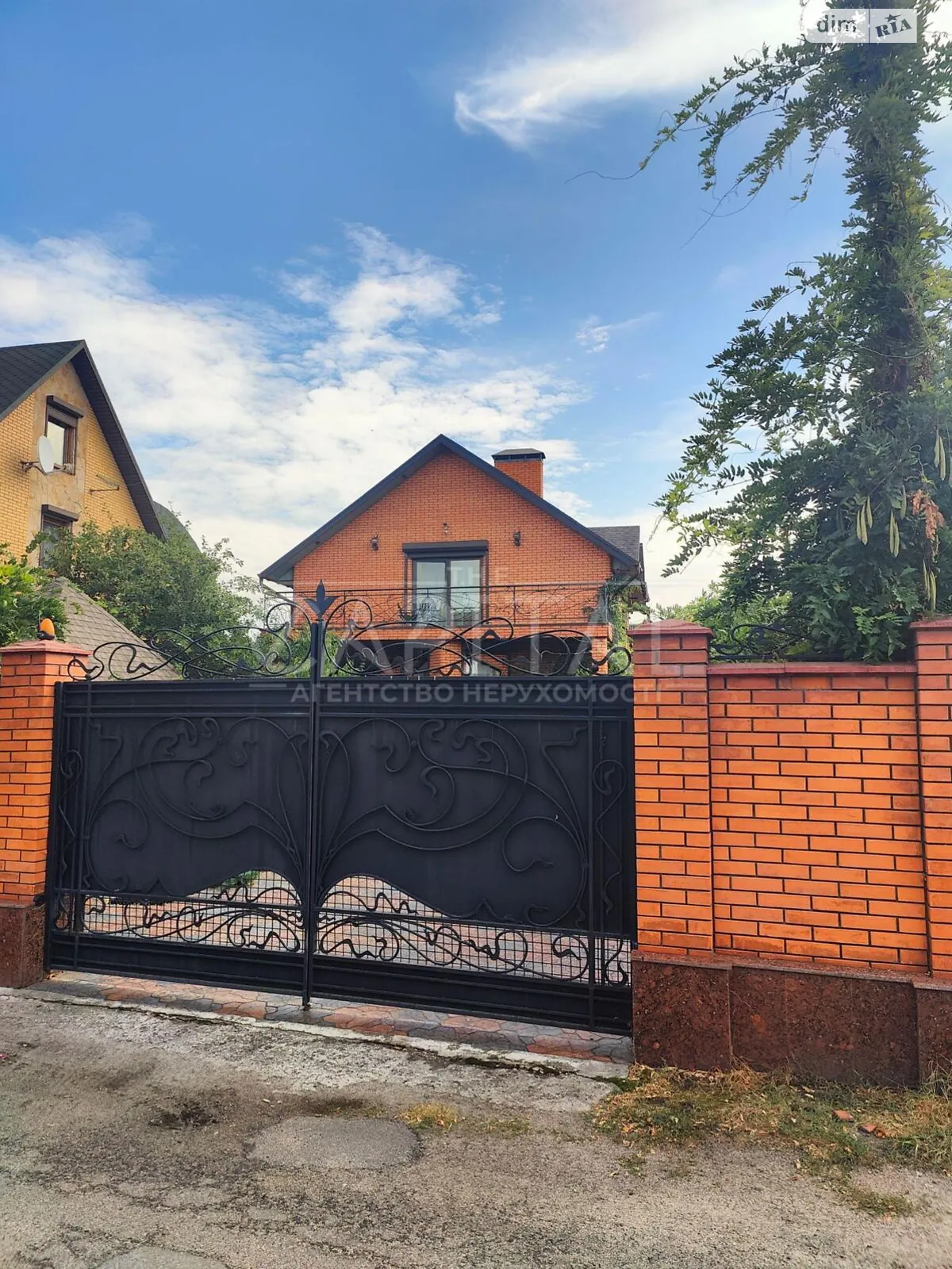Сдается в аренду дом на 2 этажа 170 кв. м с террасой, цена: 1500 $ - фото 1