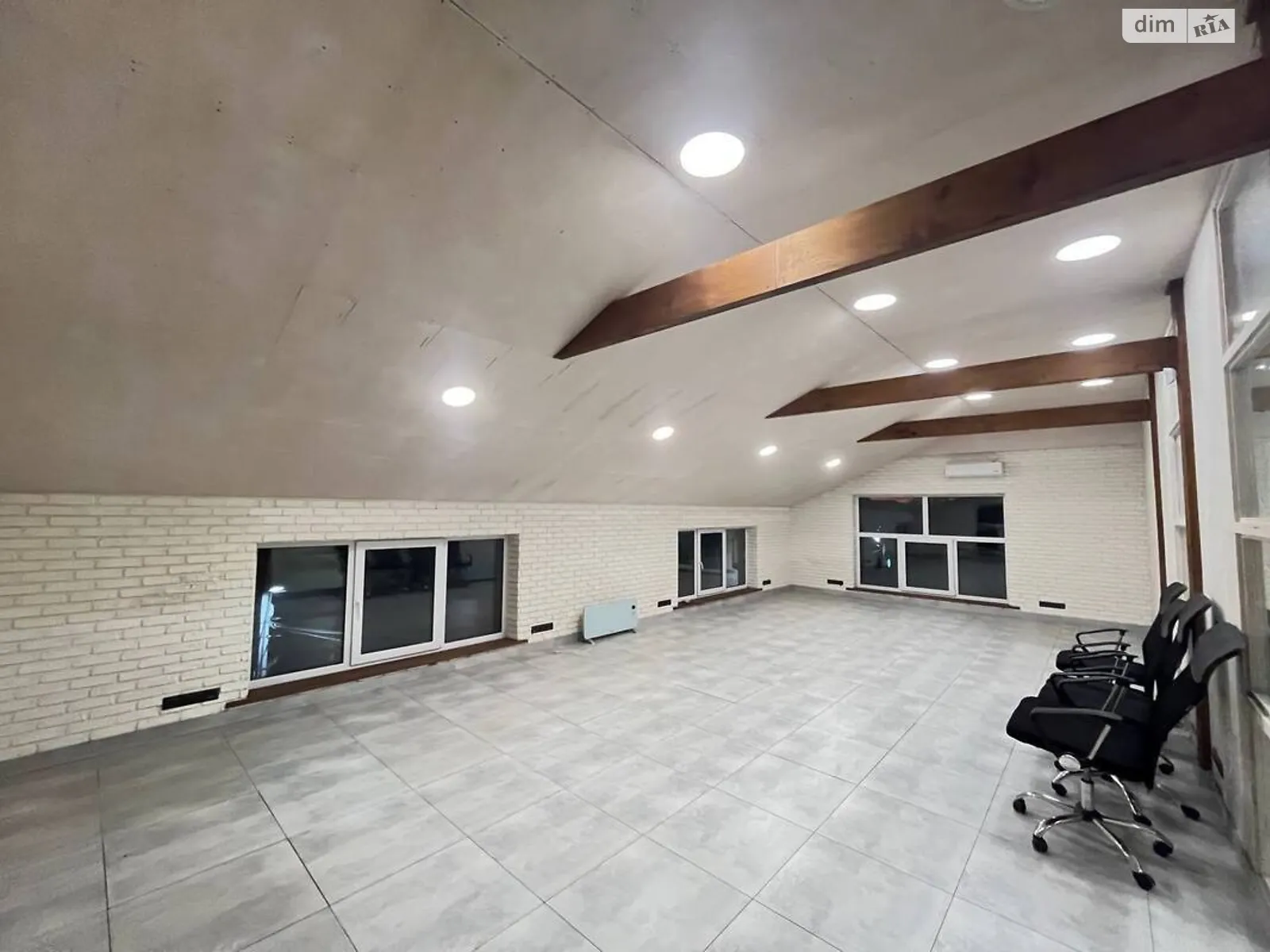 Сдается в аренду офис 107 кв. м в бизнес-центре, цена: 1100 $ - фото 1