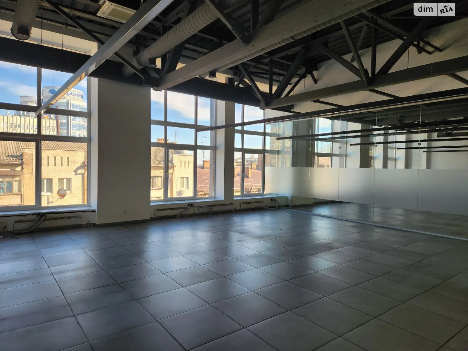 Сдается в аренду офис 1581 кв. м в бизнес-центре, цена: 12648 $ - фото 1