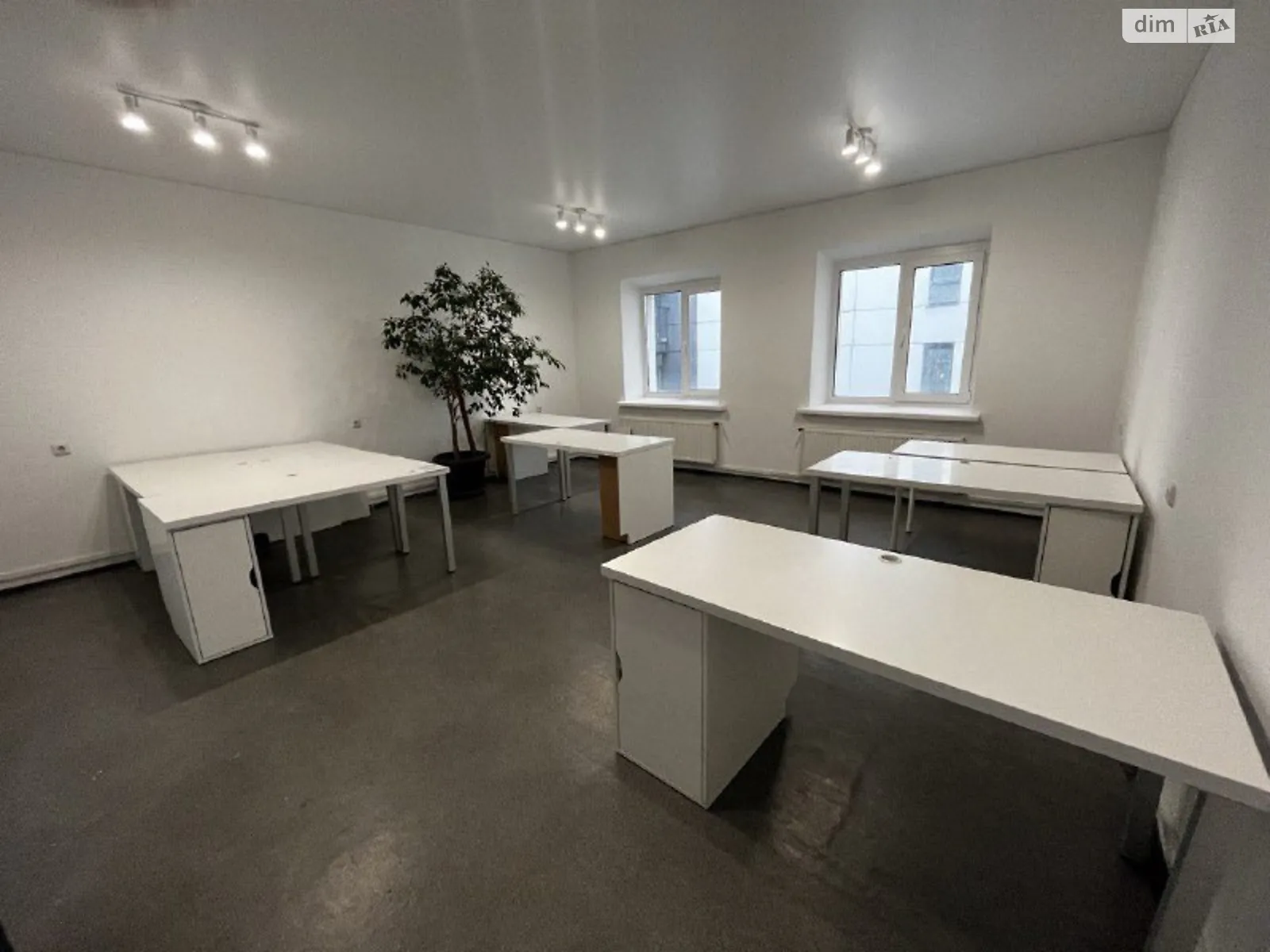 Сдается в аренду офис 34 кв. м в бизнес-центре, цена: 300 $ - фото 1