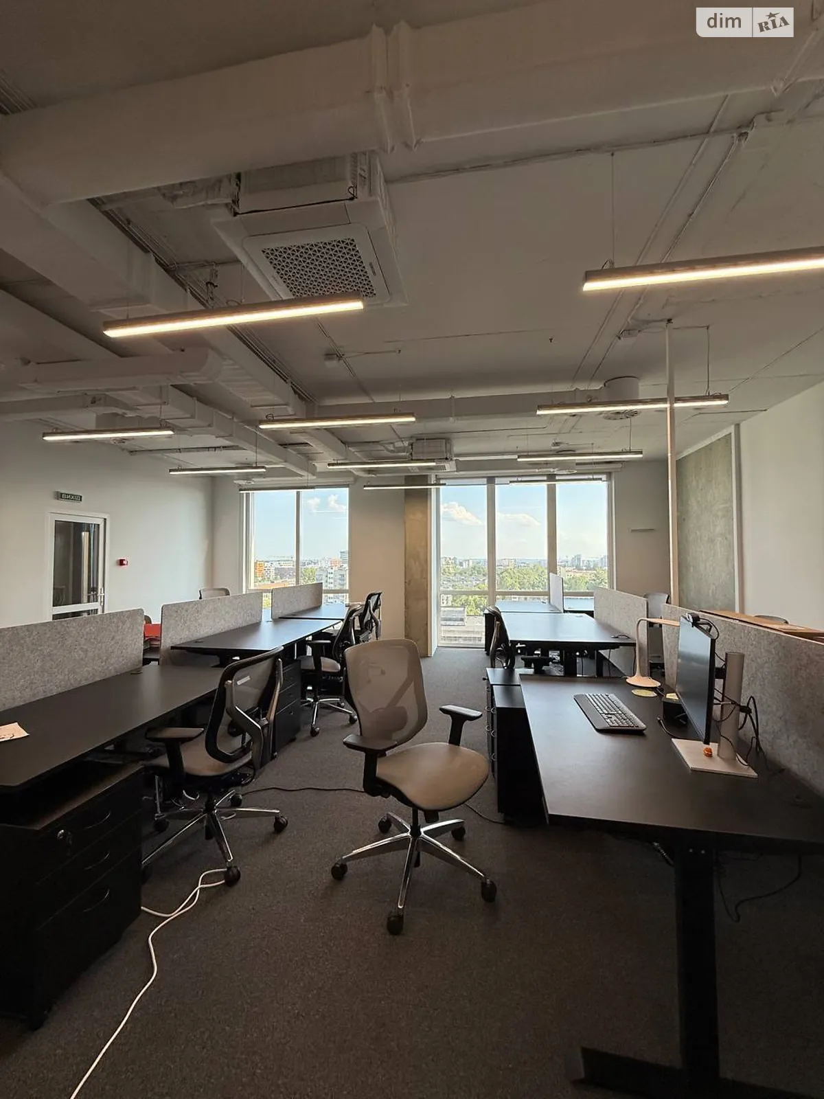 Сдается в аренду офис 80 кв. м в бизнес-центре, цена: 1800 € - фото 1