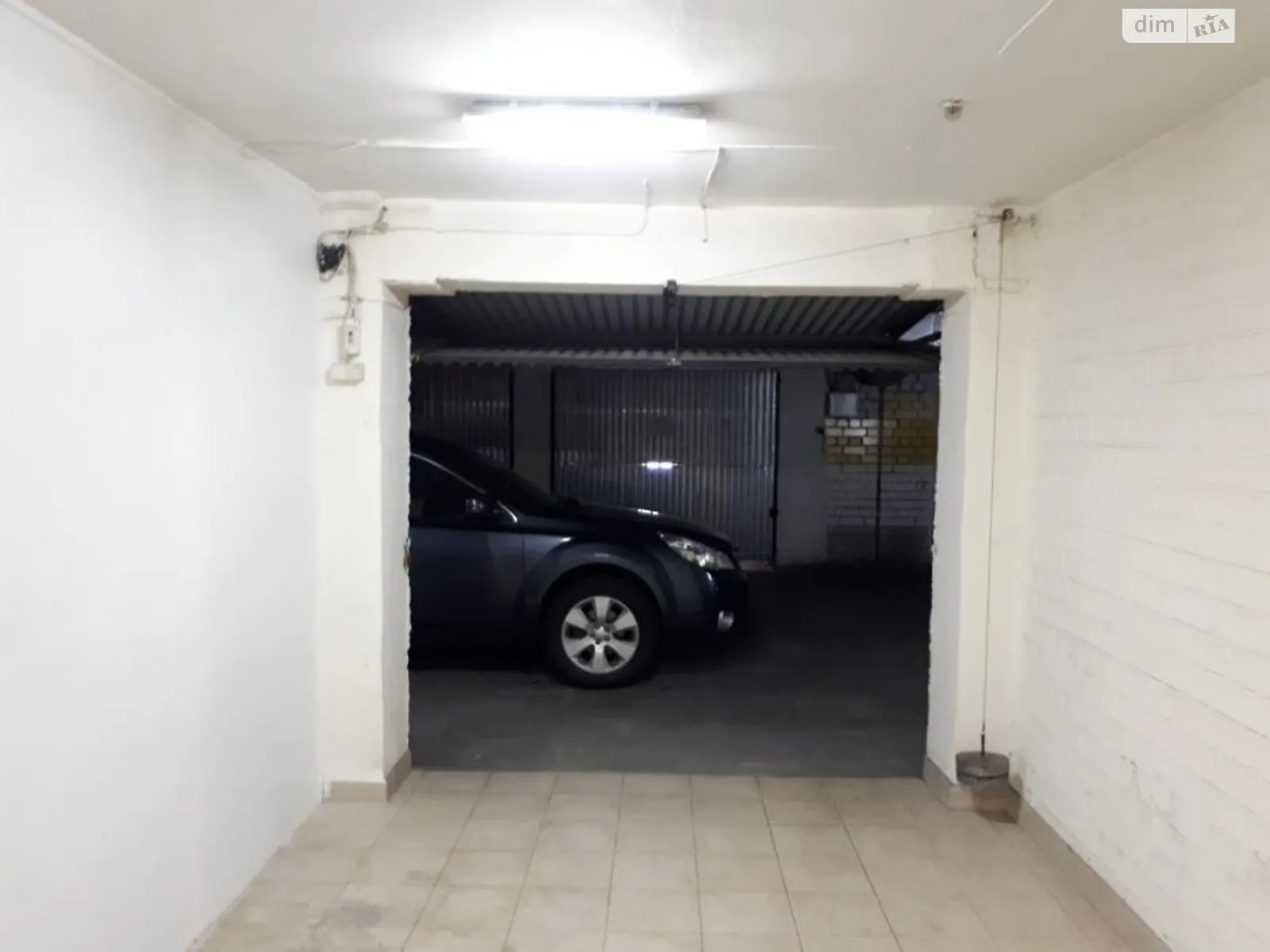 Продается подземный паркинг под легковое авто на 32 кв. м, цена: 37000 $ - фото 1