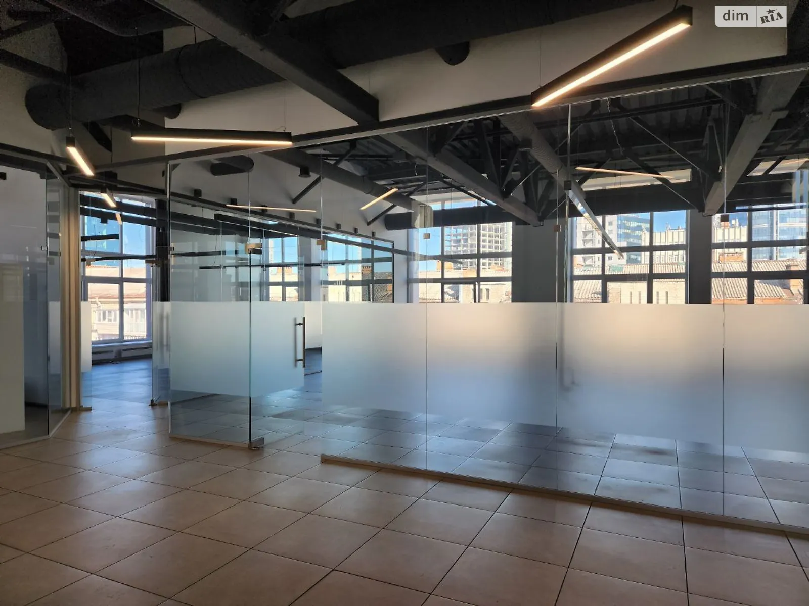 Сдается в аренду офис 300 кв. м в бизнес-центре, цена: 2400 $ - фото 1