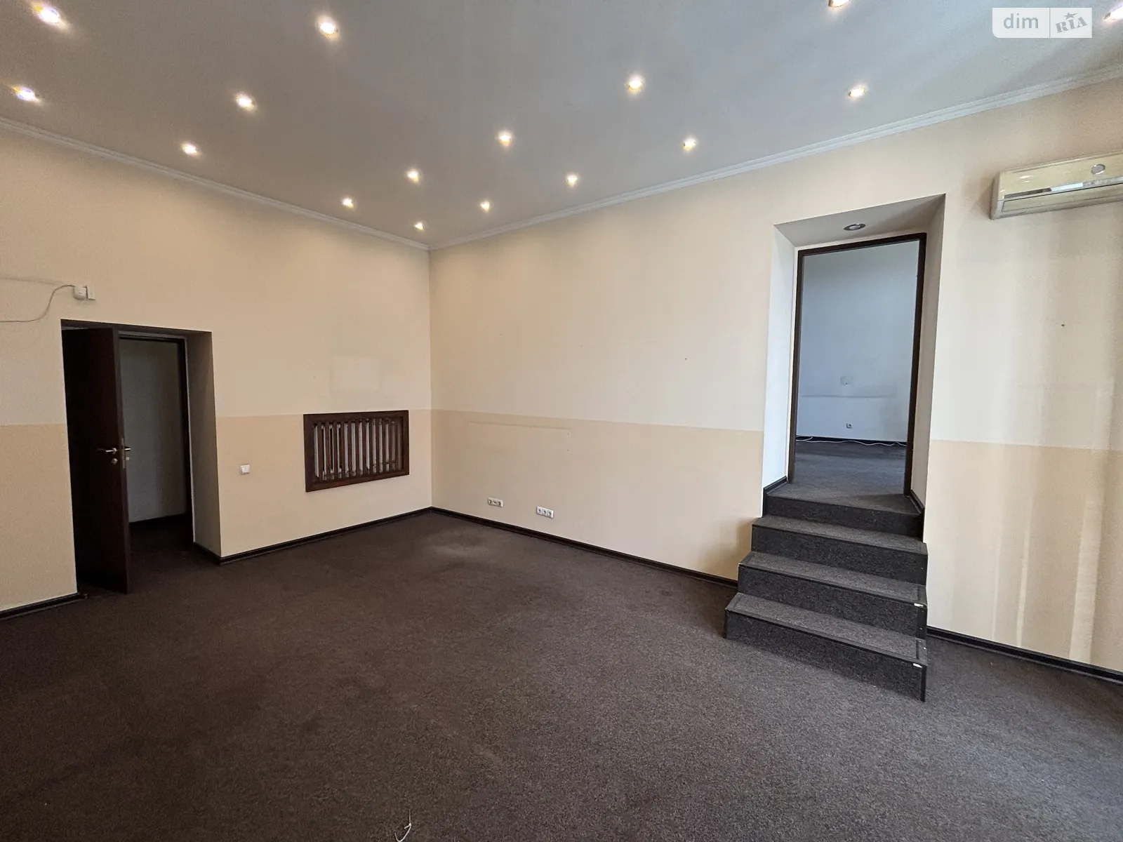 Сдается в аренду офис 220 кв. м в бизнес-центре, цена: 600 $ - фото 1