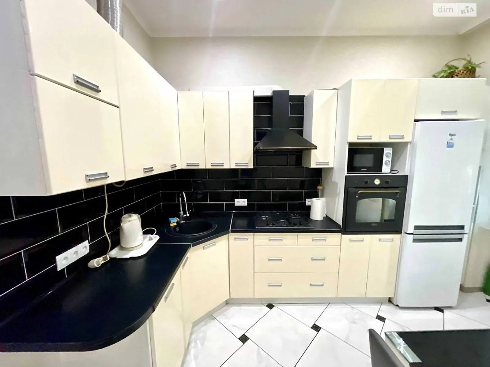 Сдается в аренду 3-комнатная квартира 95 кв. м в Львове, ул. Дорошенко Петра - фото 1