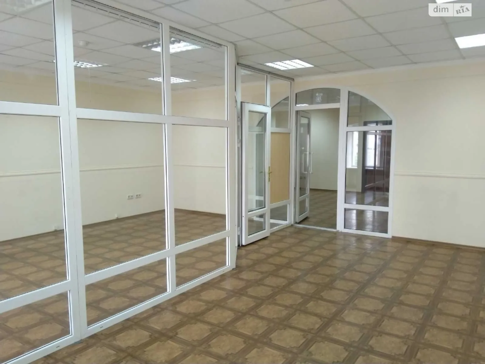 Сдается в аренду офис 102.7 кв. м в бизнес-центре, цена: 19900 грн - фото 1