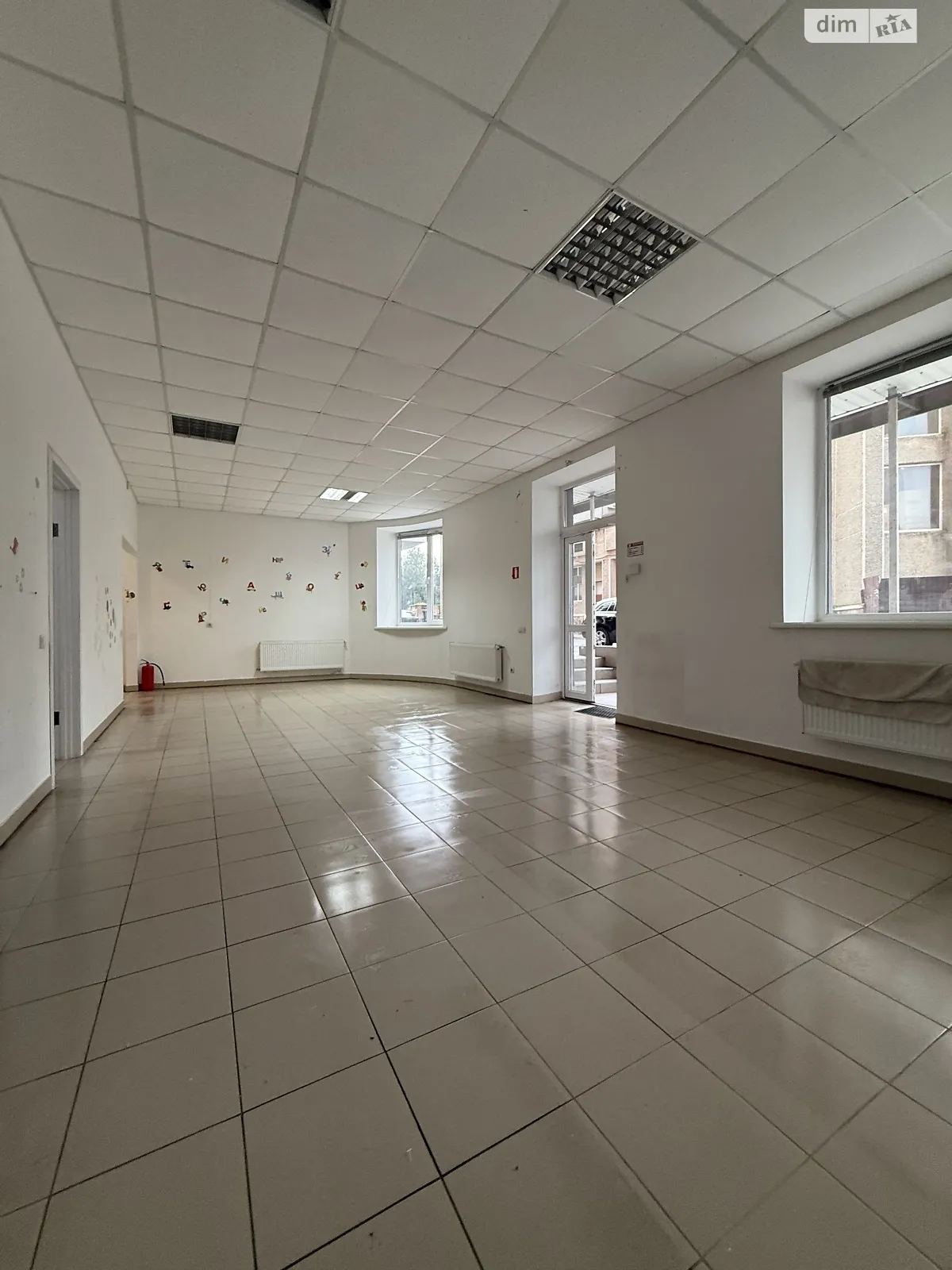 Сдается в аренду помещения свободного назначения 70 кв. м в 9-этажном здании, цена: 30000 грн - фото 1