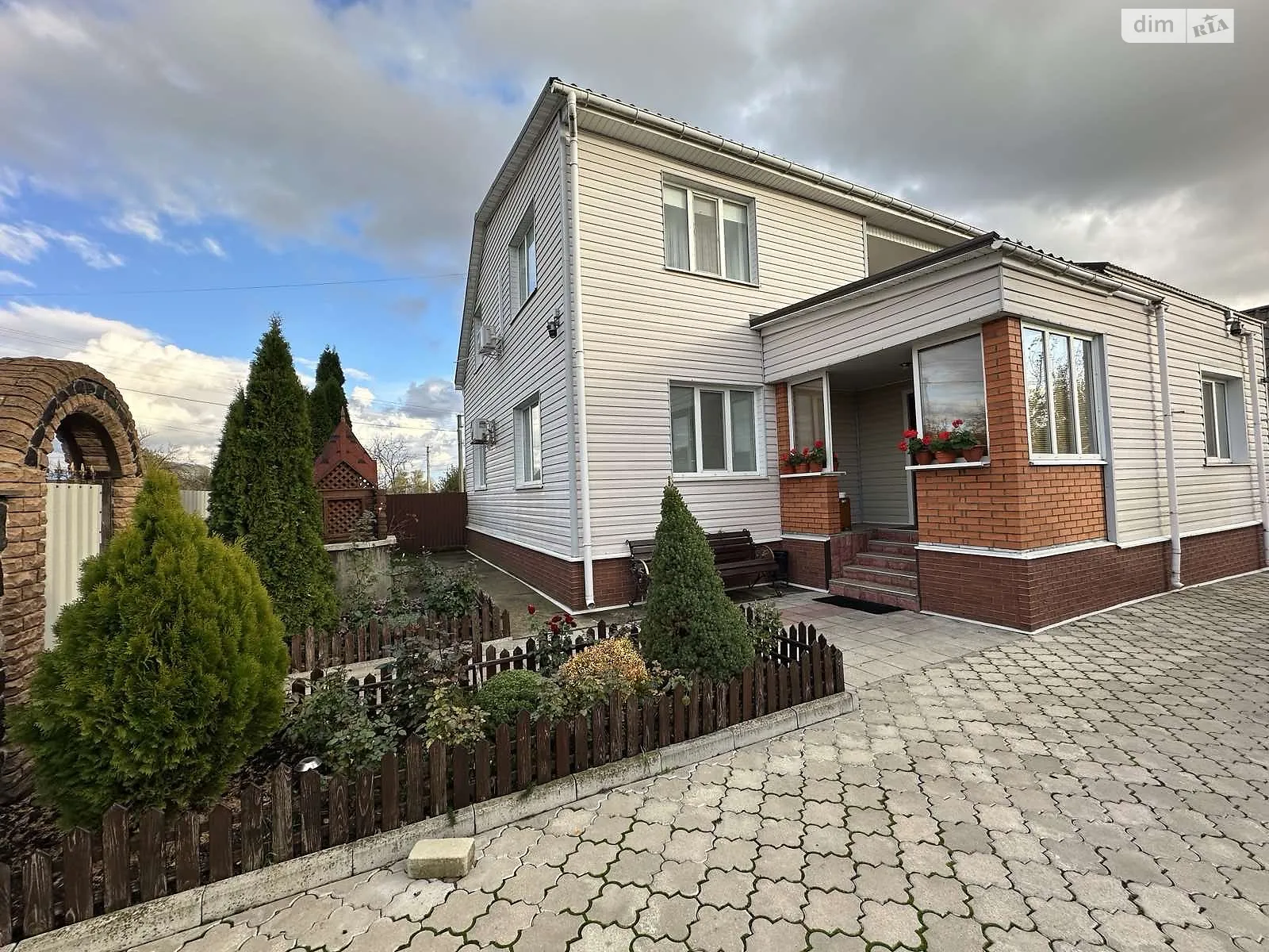 Продается дом на 2 этажа 138 кв. м с мебелью, цена: 165000 $ - фото 1