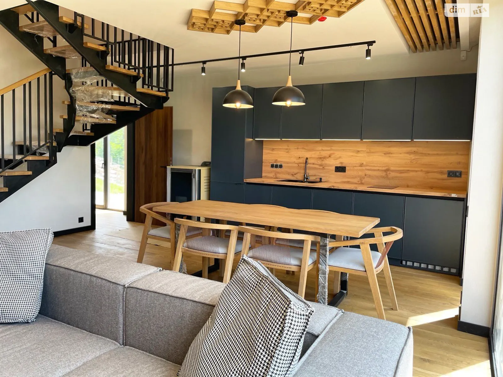 Продается дом на 2 этажа 120 кв. м с камином, цена: 340000 $ - фото 1