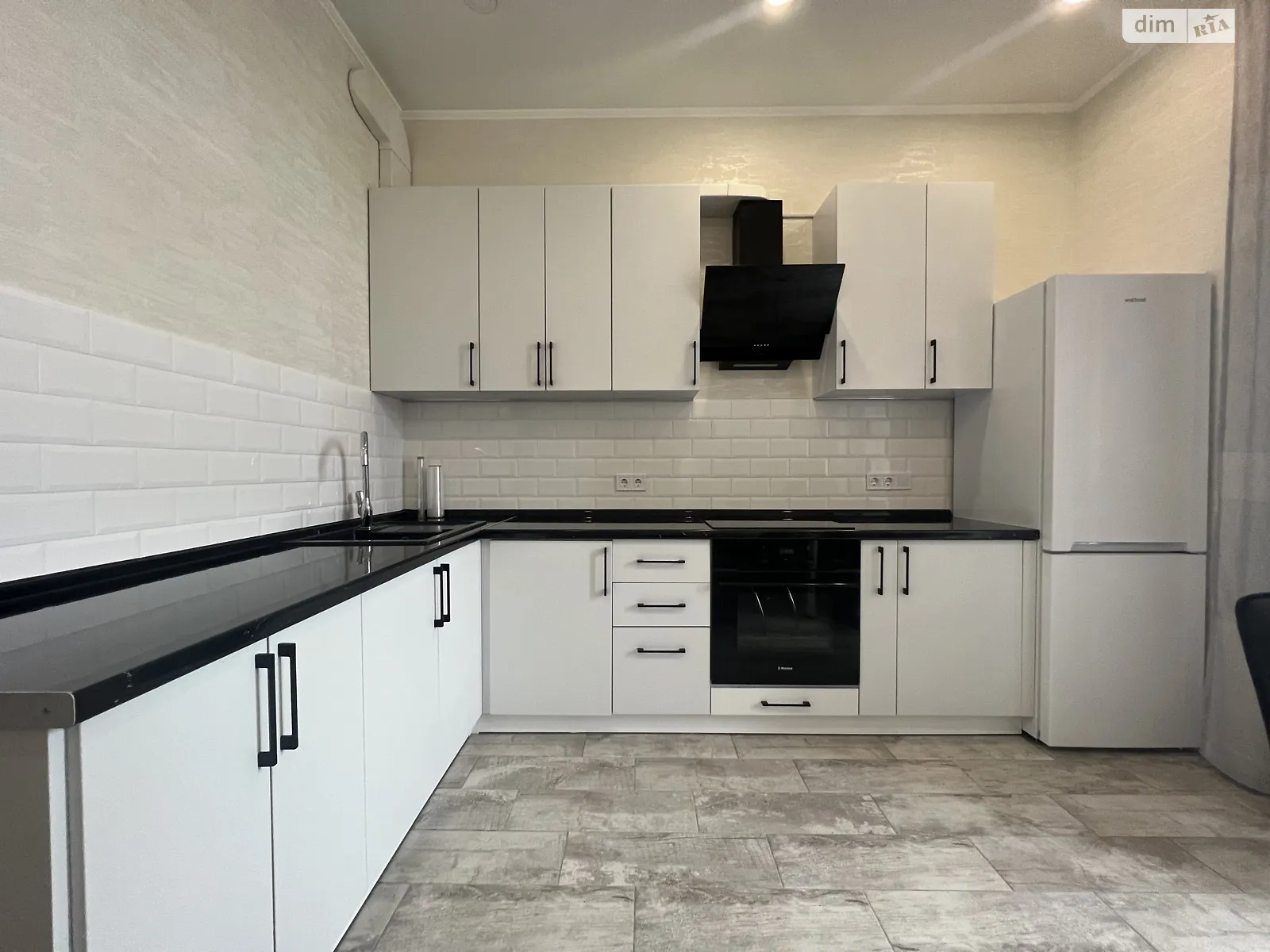 Сдается в аренду 1-комнатная квартира 43 кв. м в Одессе, пер. Курортный, 1 - фото 1