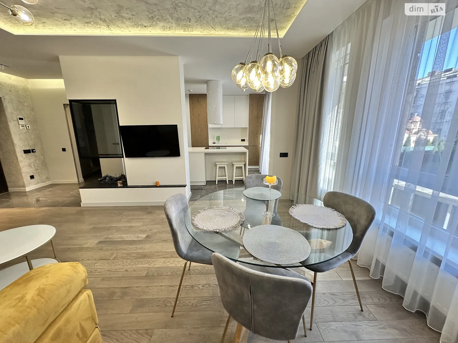 Сдается в аренду 1-комнатная квартира 65 кв. м в Львове, ул. Пекарская, 57Б - фото 1