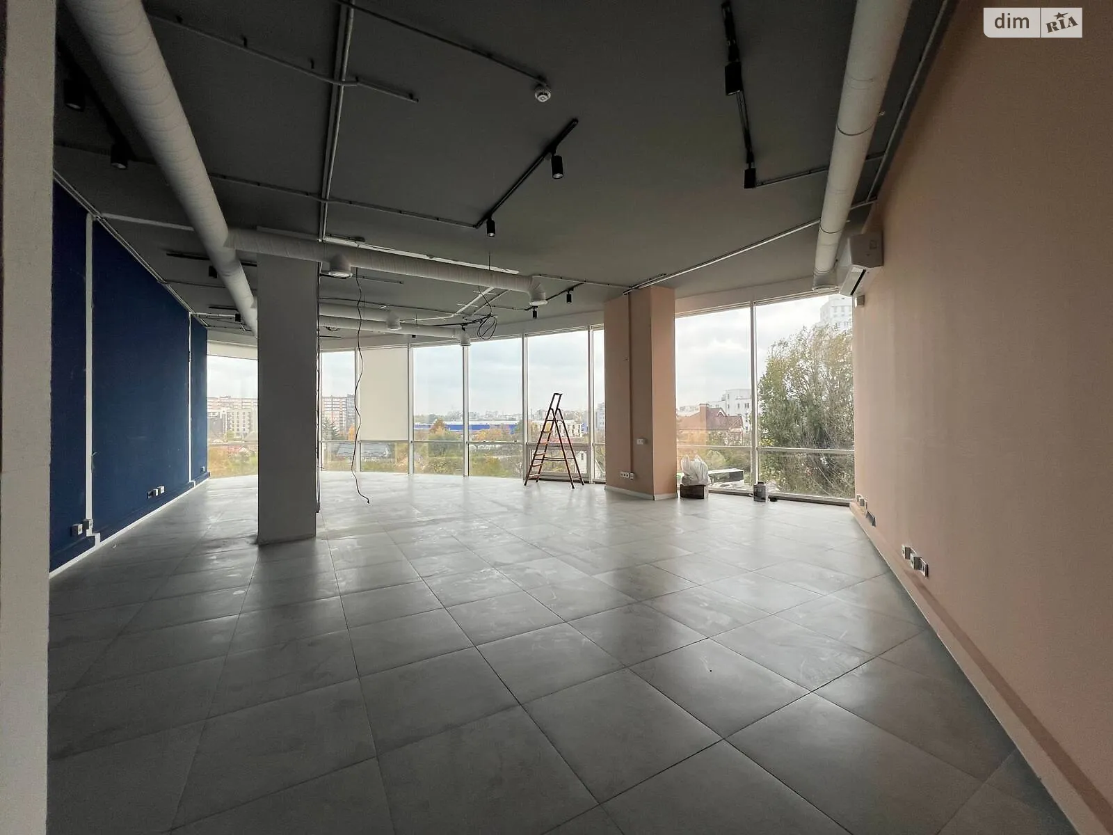 Сдается в аренду офис 84.4 кв. м в бизнес-центре, цена: 35448 грн - фото 1