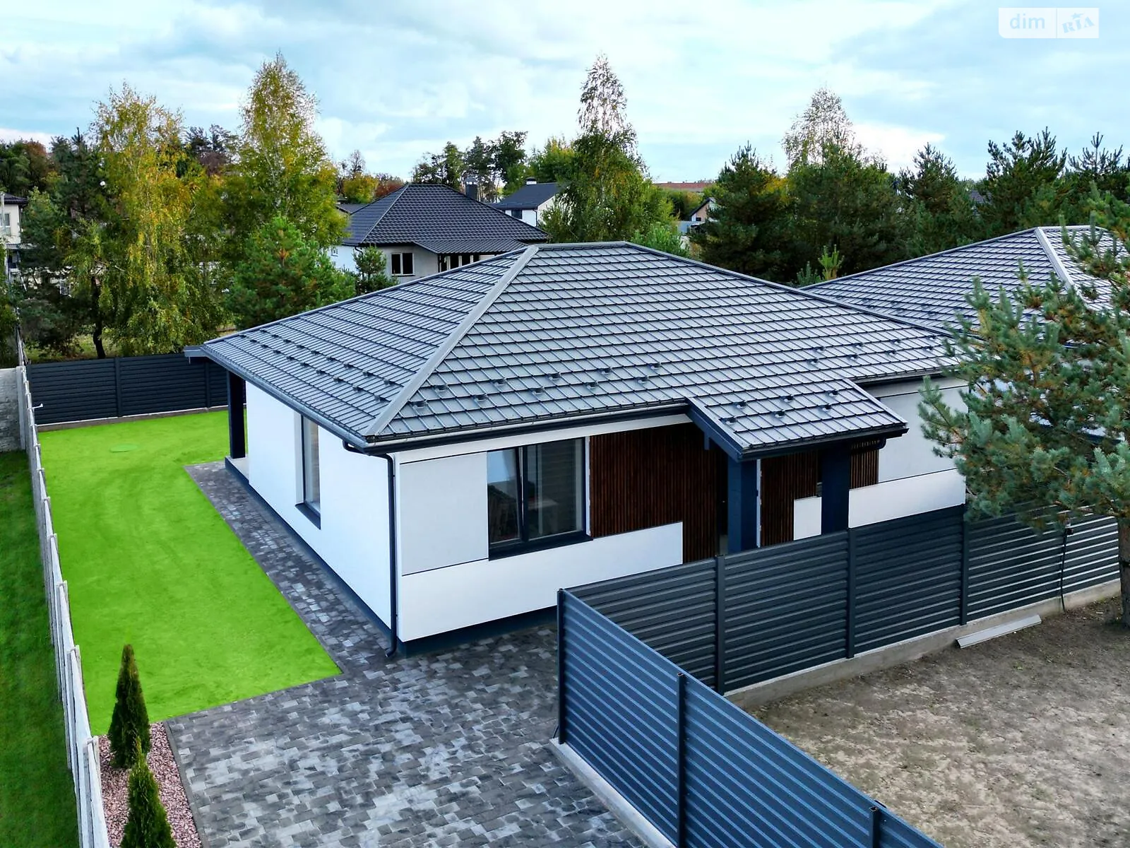 Продається одноповерховий будинок 85 кв. м з гаражем, цена: 99700 $ - фото 1