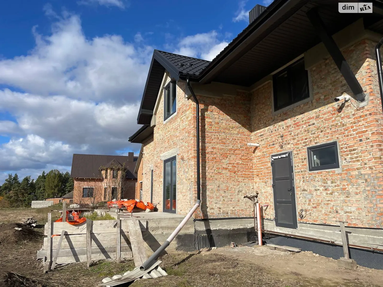 Продается дом на 2 этажа 240 кв. м с гаражом, цена: 100000 $ - фото 1