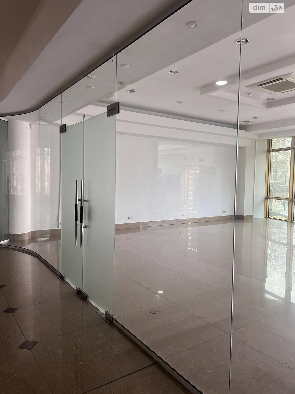 Сдается в аренду офис 57 кв. м в бизнес-центре, цена: 35340 грн - фото 1