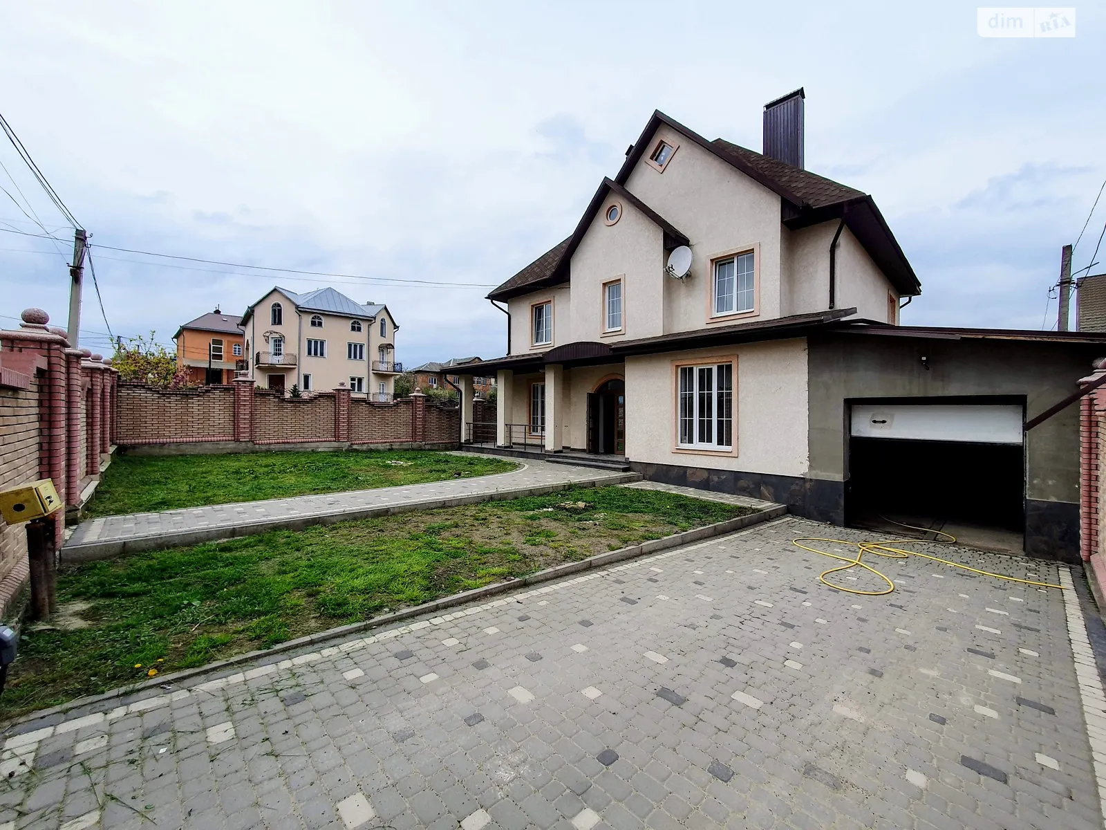 Сдается в аренду дом на 2 этажа 200 кв. м с участком, цена: 1000 $ - фото 1