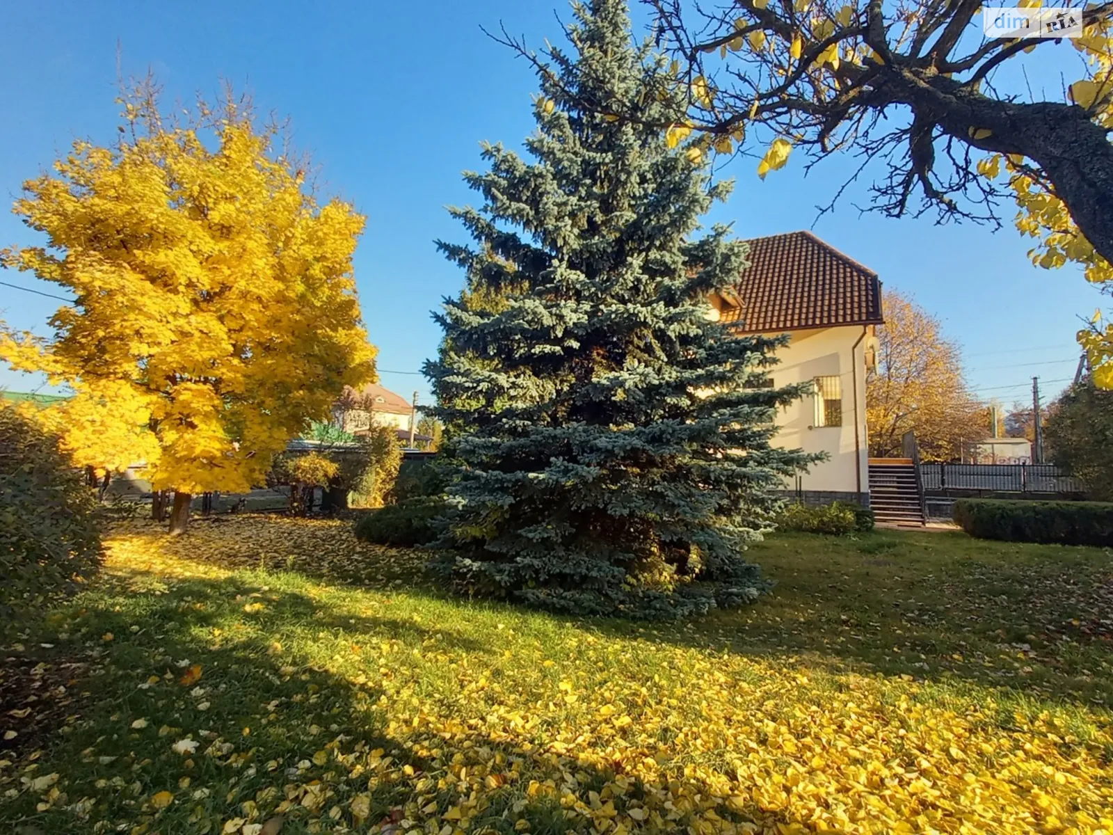 Сдается в аренду дом на 2 этажа 214.9 кв. м с подвалом, цена: 1200 $ - фото 1