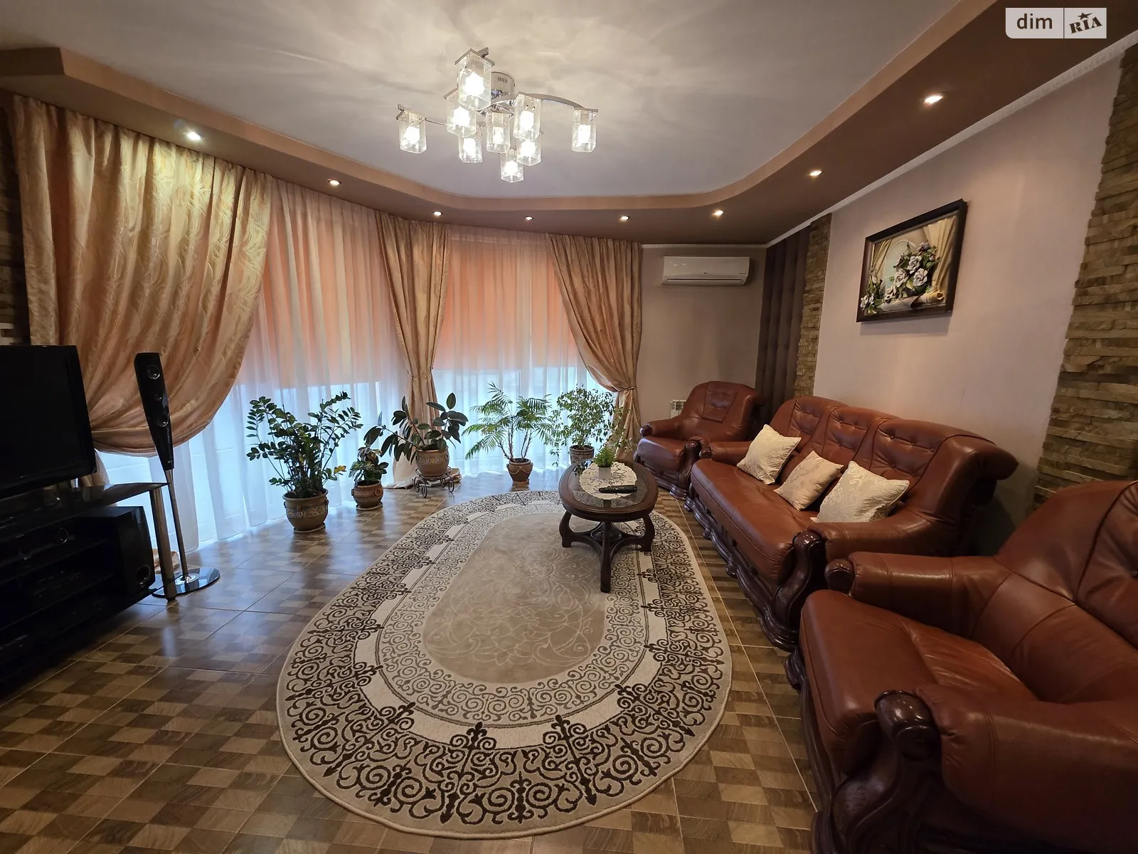 Сдается в аренду дом на 2 этажа 167 кв. м с садом, цена: 1000 $ - фото 1