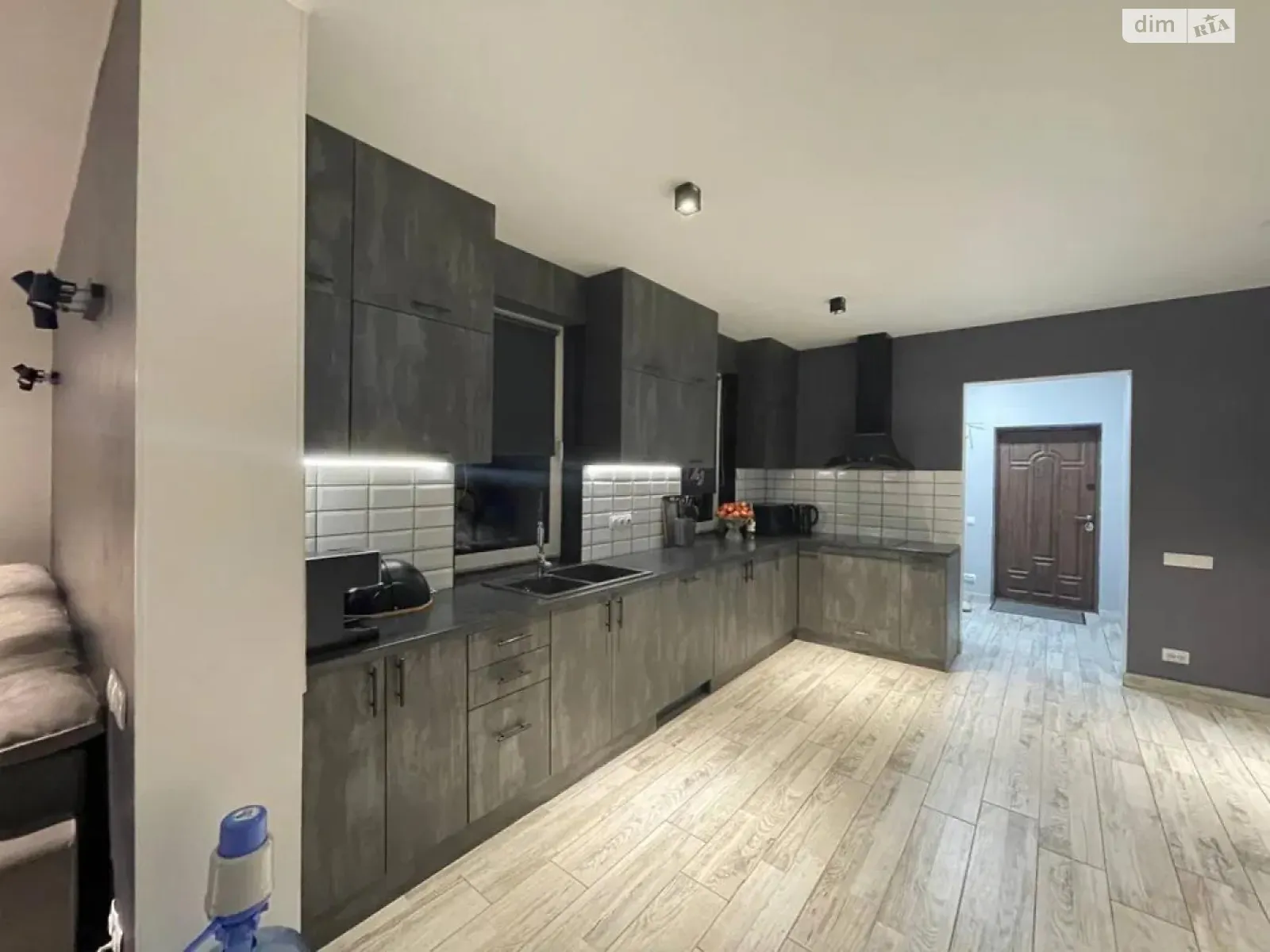 Продается дом на 3 этажа 180 кв. м с бассейном, цена: 120000 € - фото 1