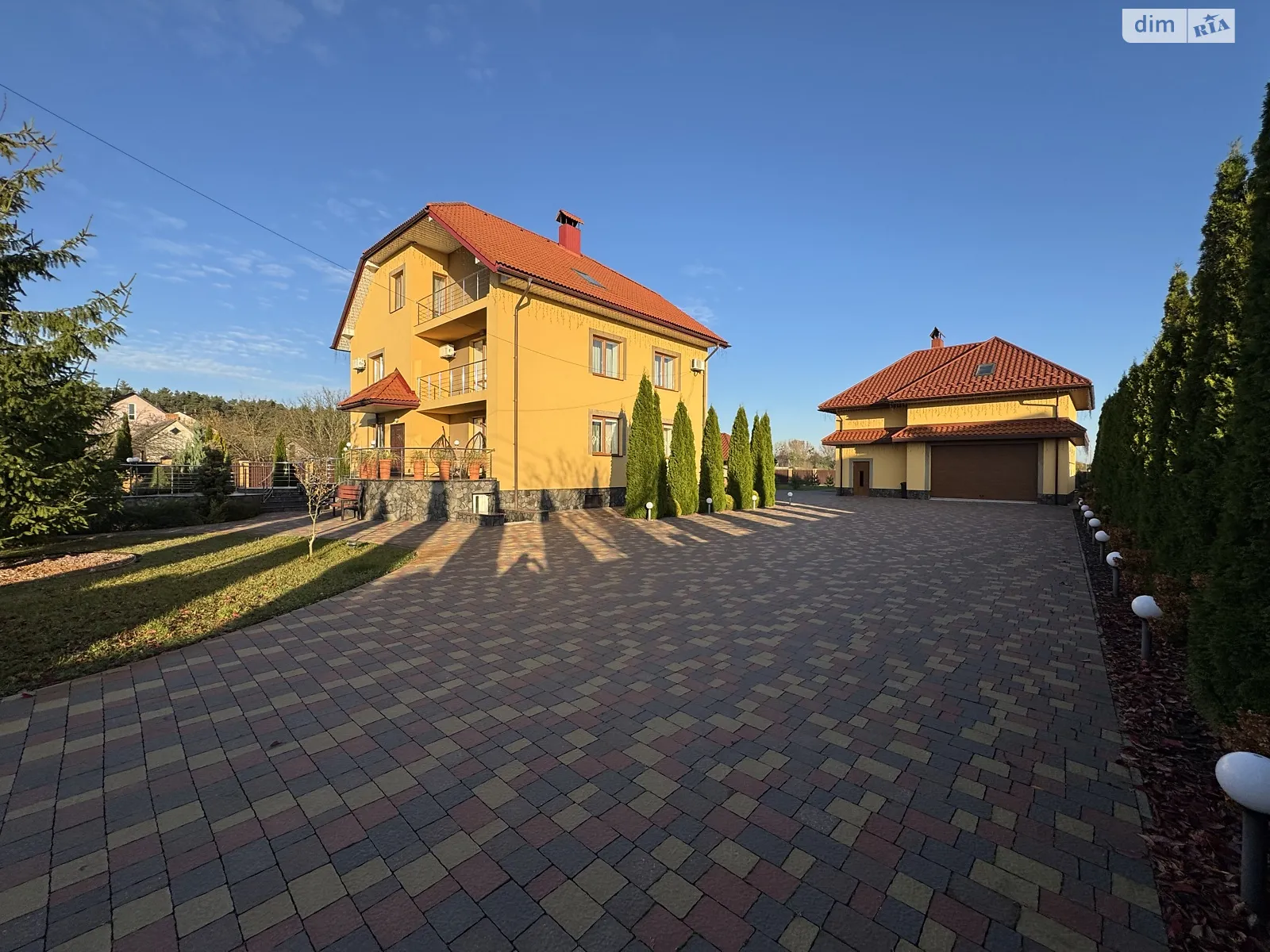 Продается дом на 3 этажа 400 кв. м с садом, цена: 320000 $ - фото 1