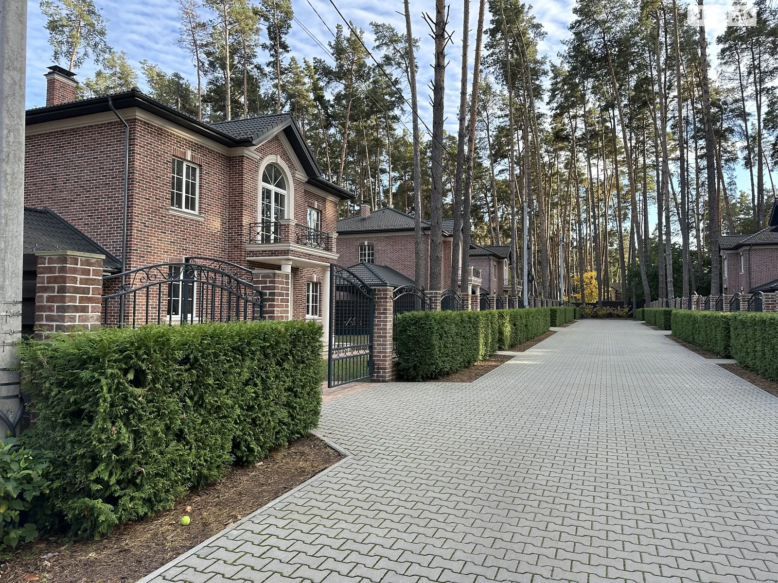 Продается дом на 2 этажа 206 кв. м с гаражом, цена: 420000 $ - фото 1