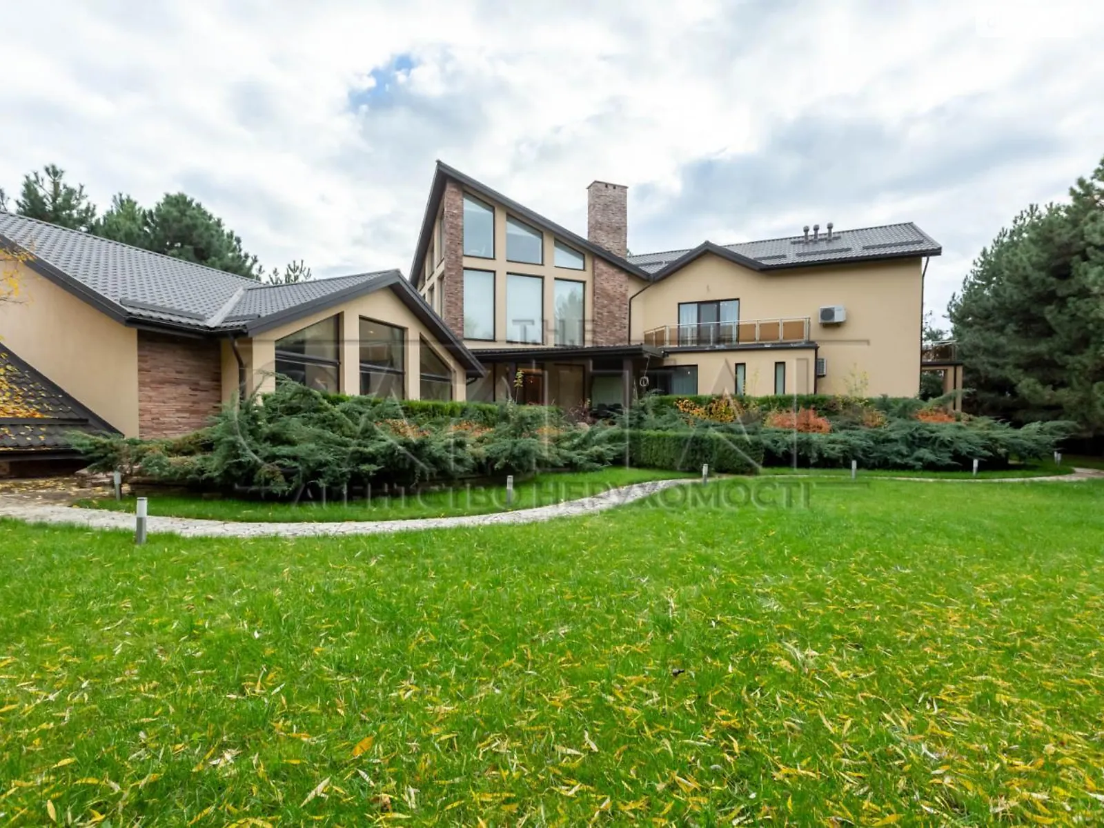 Продается дом на 3 этажа 554 кв. м с участком, цена: 1250000 $ - фото 1