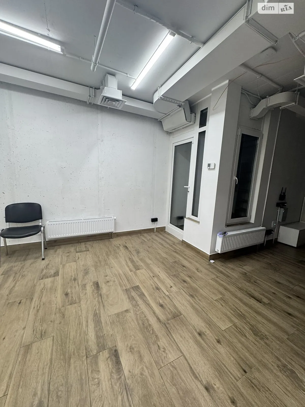 Сдается в аренду офис 88 кв. м в бизнес-центре, цена: 2400 $ - фото 1