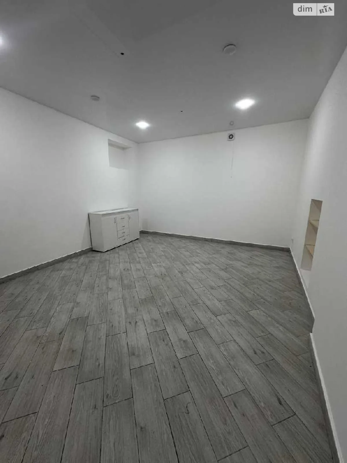 Сдается в аренду помещения свободного назначения 28 кв. м в 4-этажном здании, цена: 300 $ - фото 1