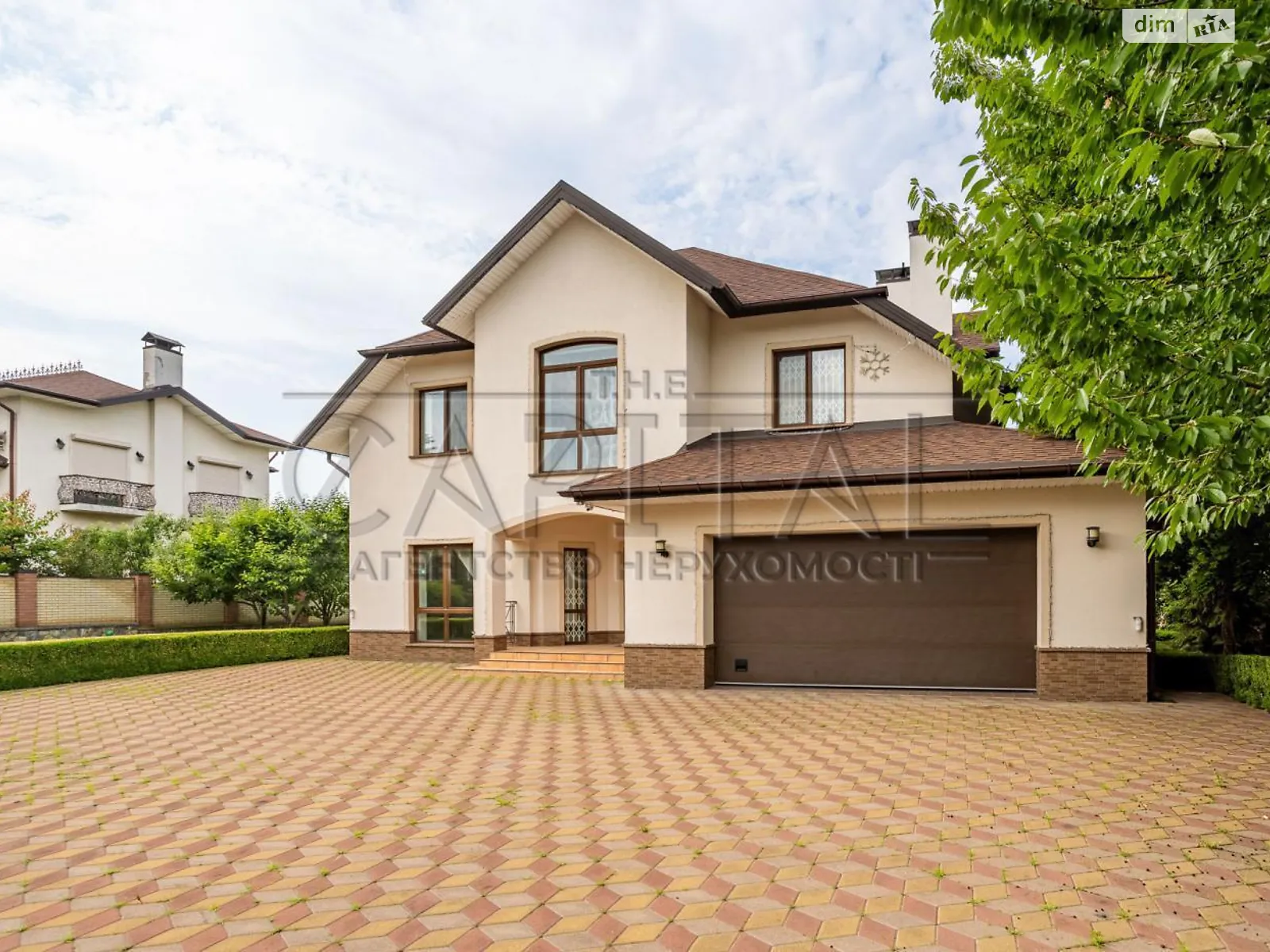 Сдается в аренду дом на 3 этажа 350 кв. м с участком, цена: 3500 € - фото 1