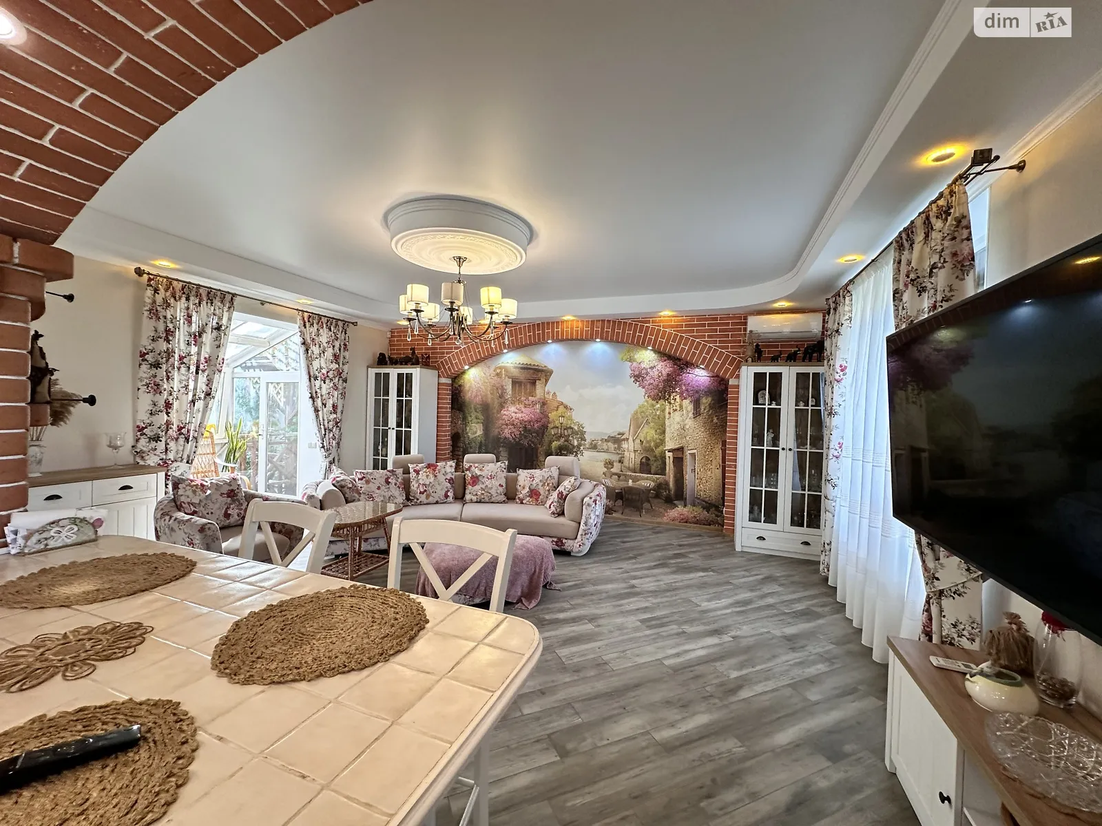 Продается дом на 3 этажа 250 кв. м с балконом, цена: 270000 $ - фото 1