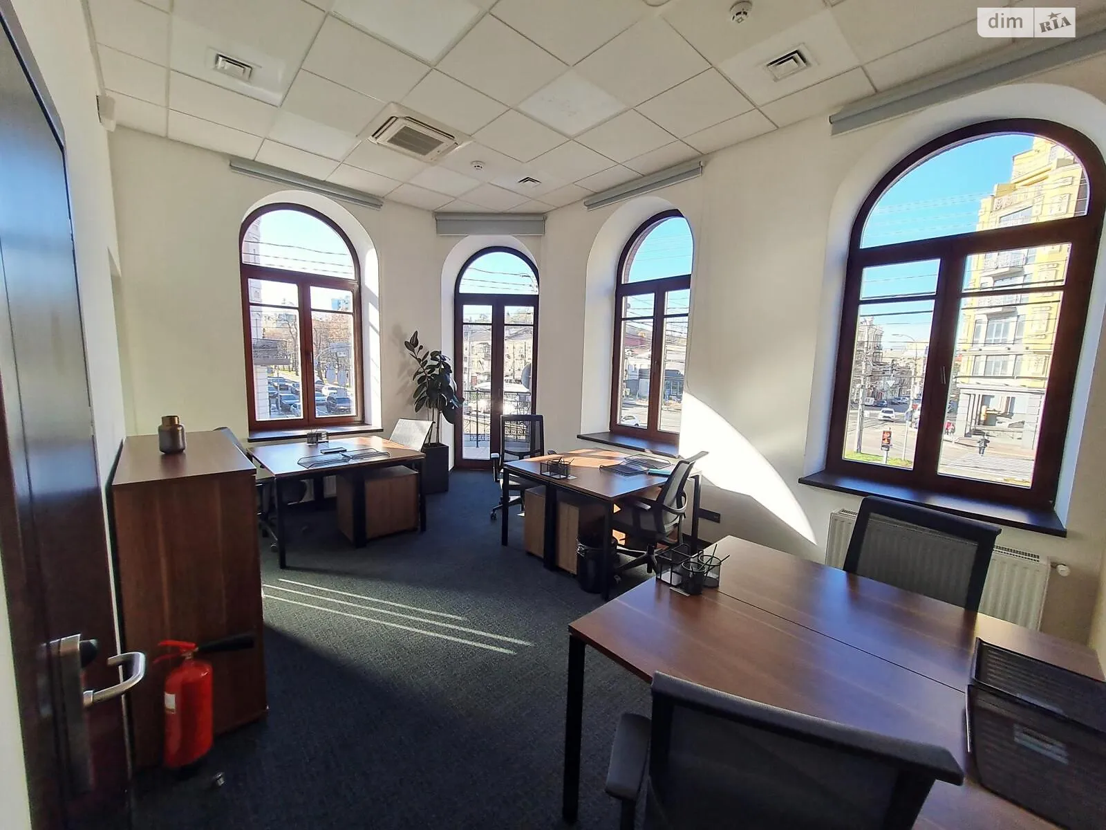 Сдается в аренду офис 100 кв. м в бизнес-центре, цена: 3500 $ - фото 1