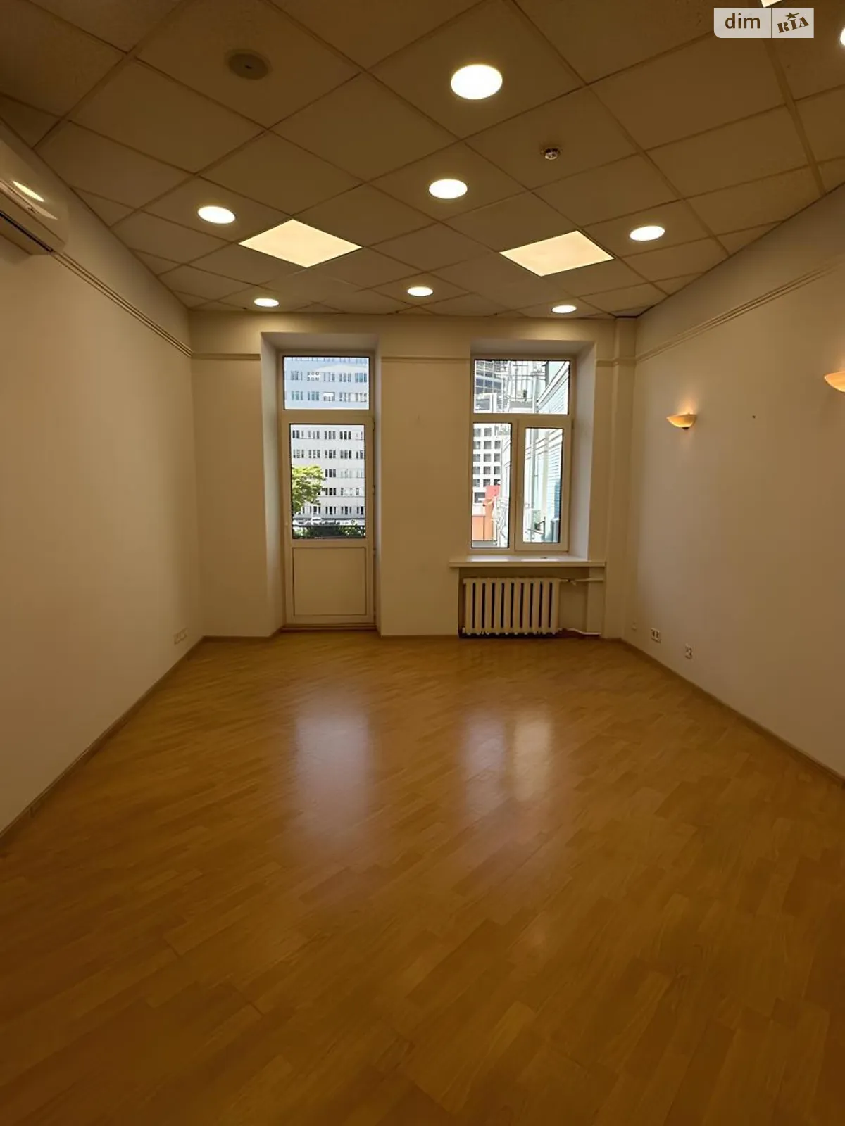 Сдается в аренду офис 240 кв. м в бизнес-центре, цена: 3800 $ - фото 1